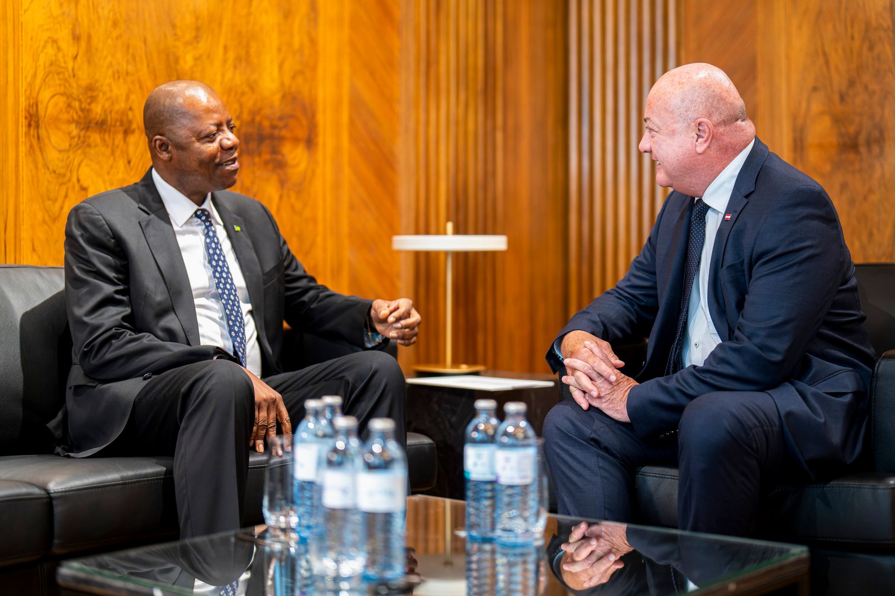 Am 17. Juni 2025 empfing Bundeskanzler Christian Stocker (r.) den Premierminister von S&atilde;o Tom&eacute; und Pr&iacute;ncipe, Am&eacute;rico d'Oliveira dos Ramos (l.) zu einem Arbeitsgespr&auml;ch.
