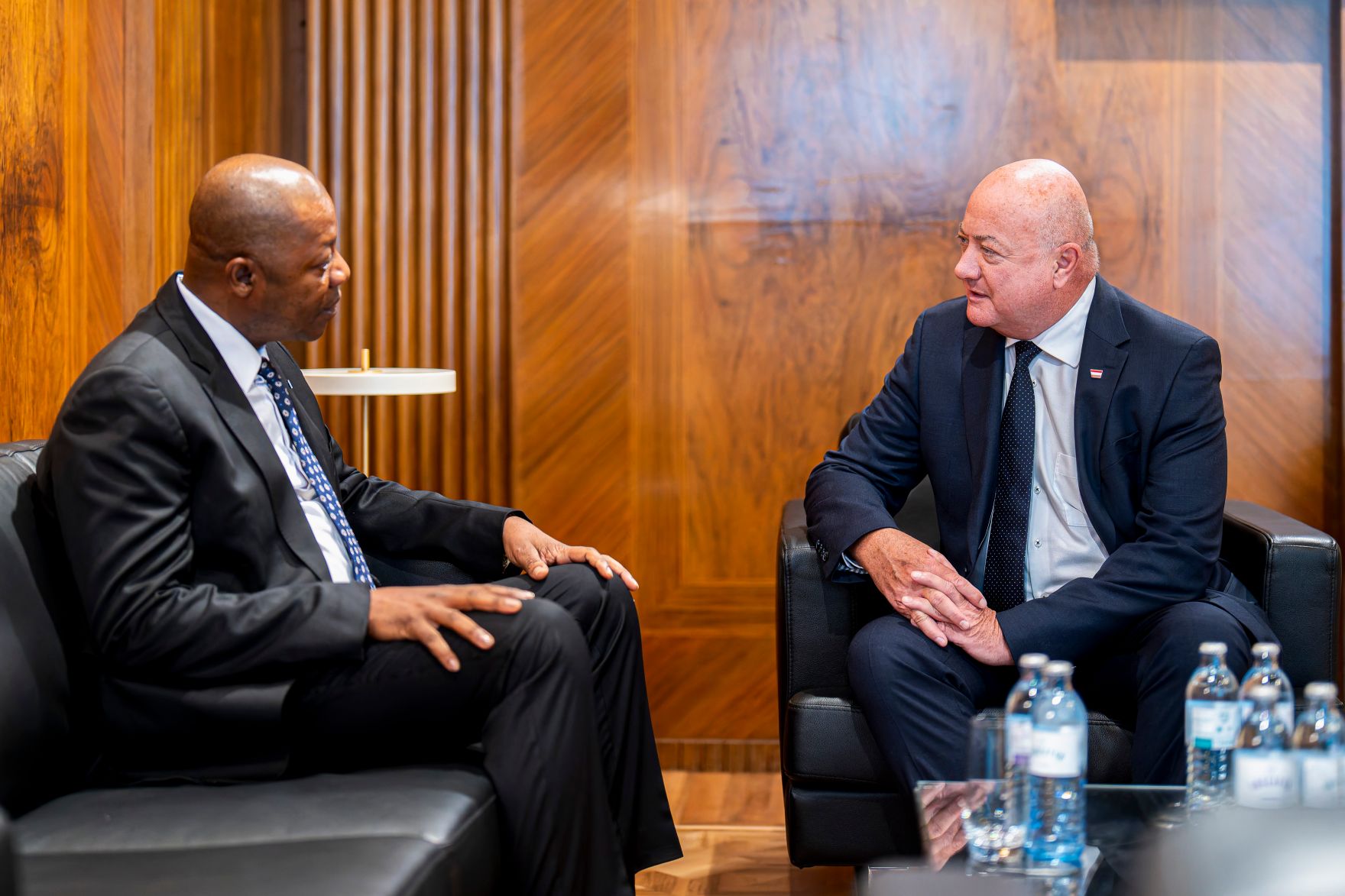 Am 17. Juni 2025 empfing Bundeskanzler Christian Stocker (r.) den Premierminister von S&atilde;o Tom&eacute; und Pr&iacute;ncipe, Am&eacute;rico d'Oliveira dos Ramos (l.) zu einem Arbeitsgespr&auml;ch.