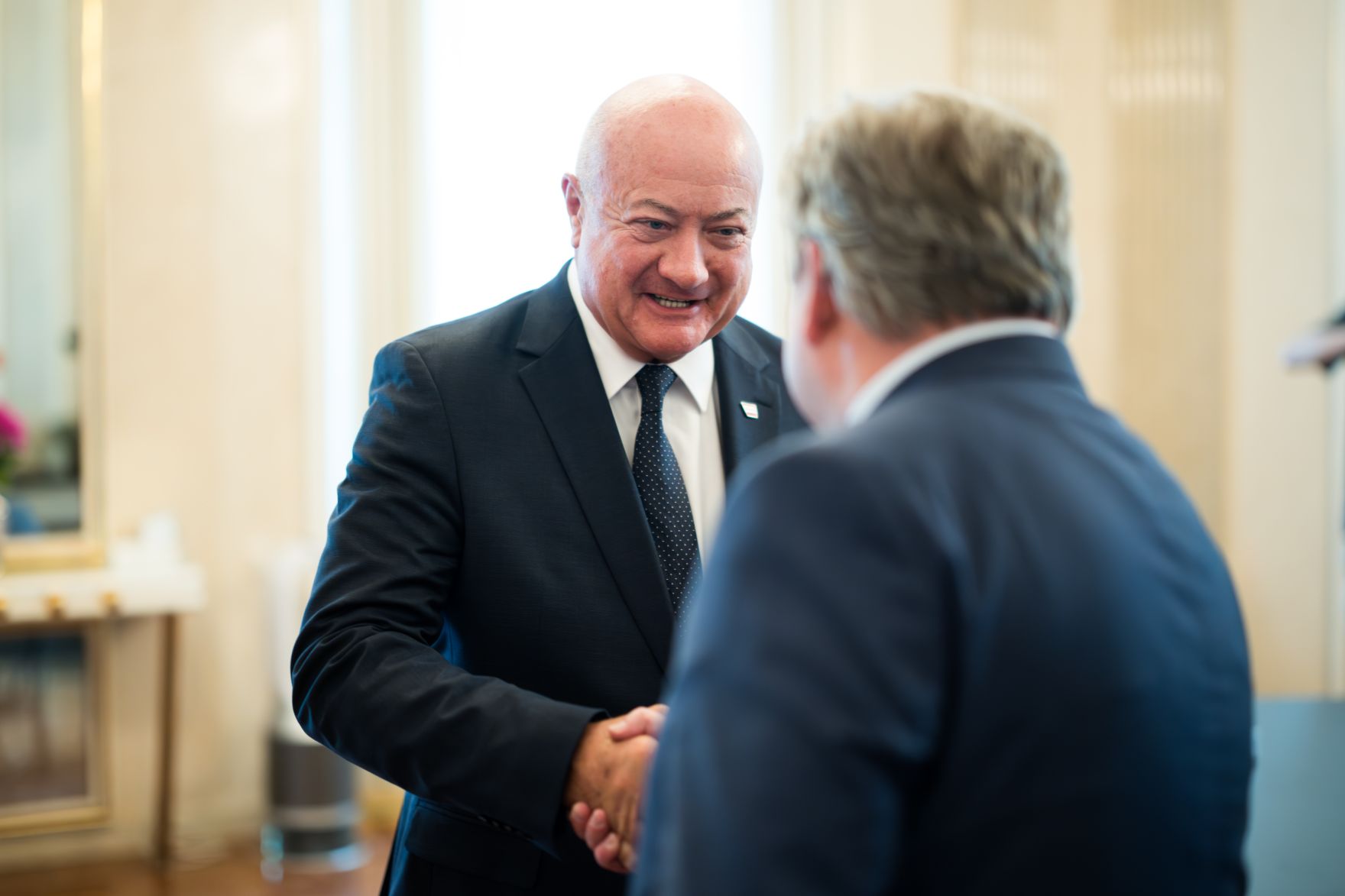 Am 18. Juni 2025 empfing Bundeskanzler Christian Stocker (l.) anl&auml;sslich zum geplanten Aufbau einer &bdquo;KI-Gigafactory&ldquo; f&uuml;r den Raum Wien, den B&uuml;rgermeister von Wien Michael Ludwig (r.).