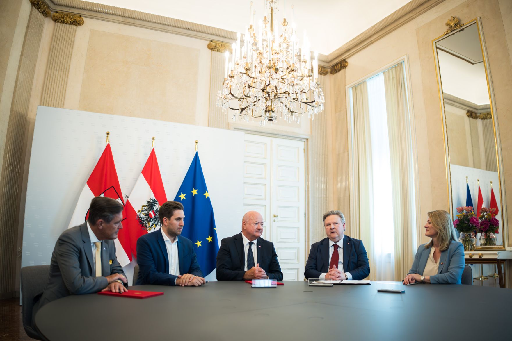 Am 18. Juni 2025 empfing Bundeskanzler Christian Stocker (m.) anl&auml;sslich zum geplanten Aufbau einer &bdquo;KI-Gigafactory&ldquo; f&uuml;r den Raum Wien, den B&uuml;rgermeister von Wien Michael Ludwig (2.v.r.). Im Bild mit Bundesminister Peter Hanke (l.), Staatssekret&auml;r Alexander Pr&ouml;ll (2.v.l.) und Vizeb&uuml;rgermeisterin Bettina Emmerling (r.).