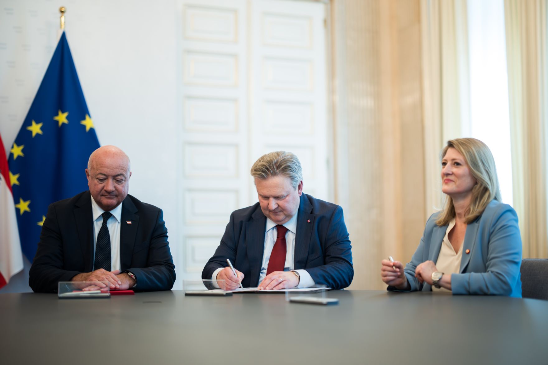 Am 18. Juni 2025 empfing Bundeskanzler Christian Stocker (l.) anl&auml;sslich zum geplanten Aufbau einer &bdquo;KI-Gigafactory&ldquo; f&uuml;r den Raum Wien, den B&uuml;rgermeister von Wien Michael Ludwig (m.). Im Bild mit Vizeb&uuml;rgermeisterin Bettina Emmerling (r.).