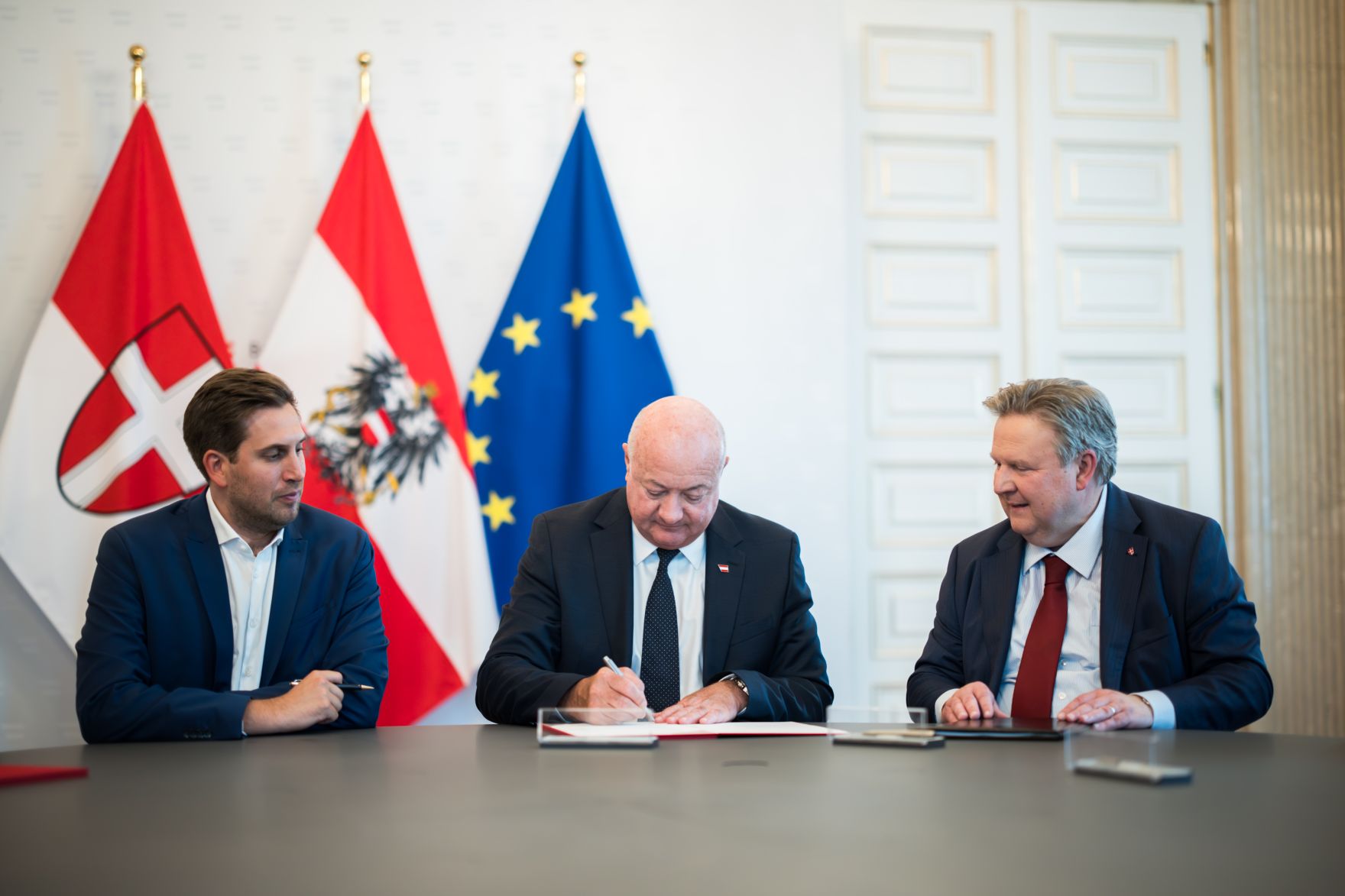 Am 18. Juni 2025 empfing Bundeskanzler Christian Stocker (m.) anl&auml;sslich zum geplanten Aufbau einer &bdquo;KI-Gigafactory&ldquo; f&uuml;r den Raum Wien, den B&uuml;rgermeister von Wien Michael Ludwig (r.). Im Bild mit Staatssekret&auml;r Alexander Pr&ouml;ll (l.).