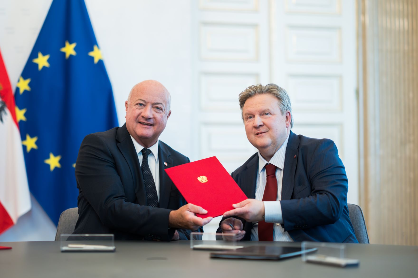 Am 18. Juni 2025 empfing Bundeskanzler Christian Stocker (l.) anl&auml;sslich zum geplanten Aufbau einer &bdquo;KI-Gigafactory&ldquo; f&uuml;r den Raum Wien, den B&uuml;rgermeister von Wien Michael Ludwig (r.).