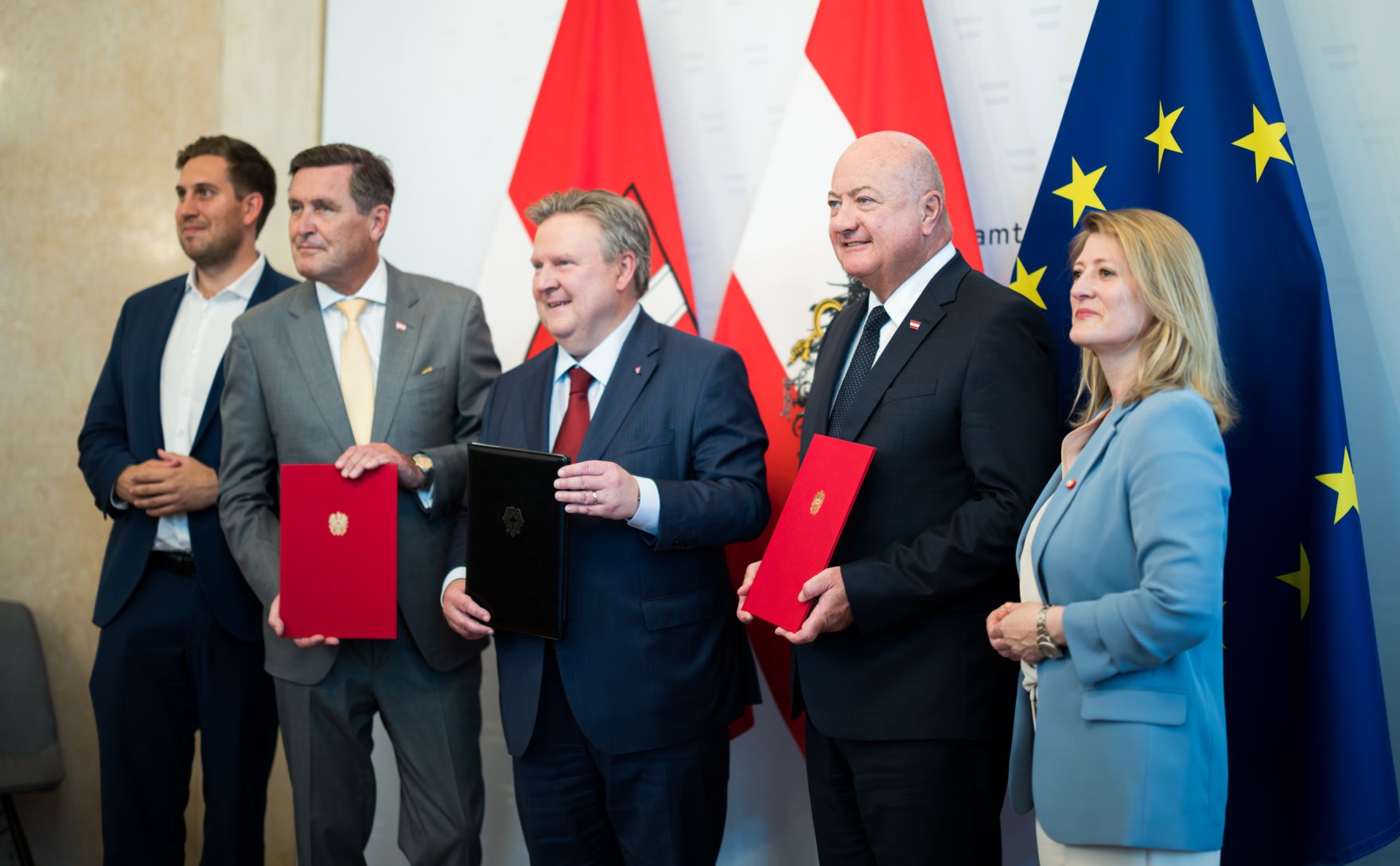 Am 18. Juni 2025 empfing Bundeskanzler Christian Stocker (2.v.r.) anl&auml;sslich zum geplanten Aufbau einer &bdquo;KI-Gigafactory&ldquo; f&uuml;r den Raum Wien, den B&uuml;rgermeister von Wien Michael Ludwig (m.). Im Bild mit Bundesminister Peter Hanke (2.v.l.), Staatssekret&auml;r Alexander Pr&ouml;ll (l.) und Vizeb&uuml;rgermeisterin Bettina Emmerling (r.).