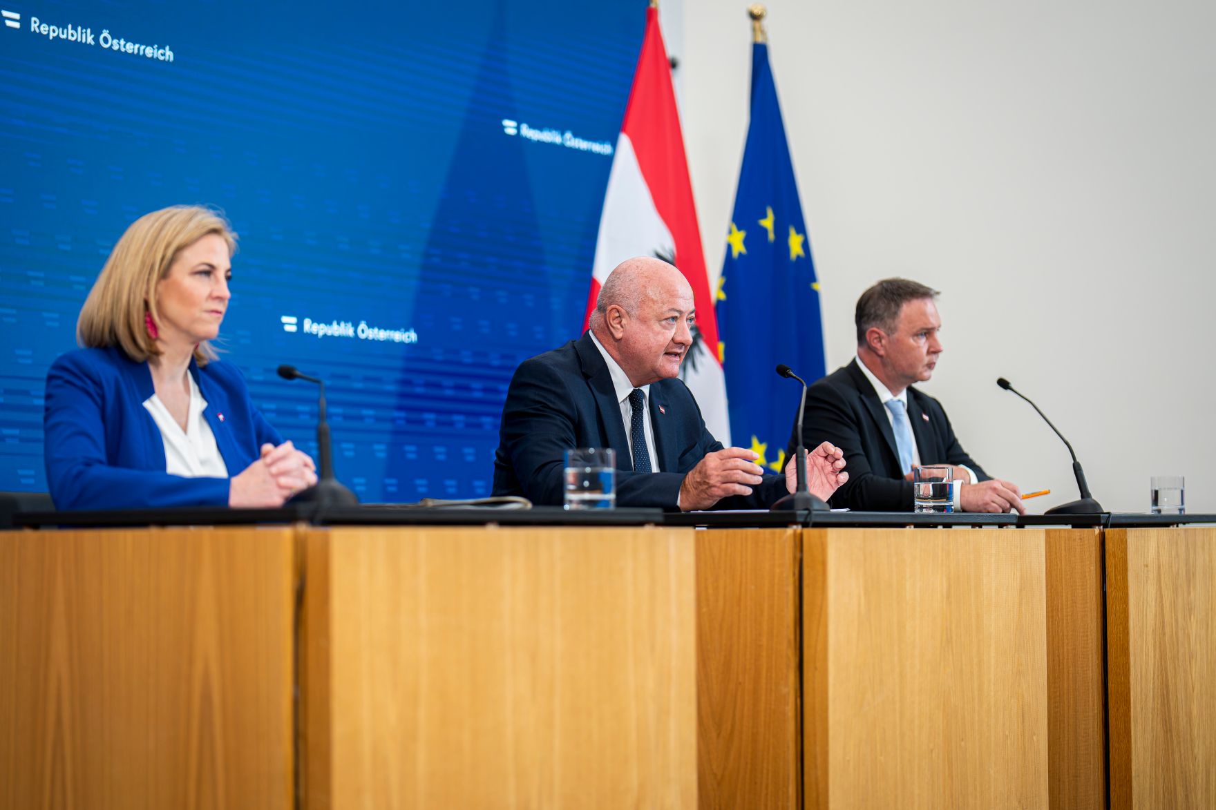 Am 18. Juni 2025 nahm Bundeskanzler Christian Stocker (m.) gemeinsam mit Vizekanzler Andreas Babler (r.) und Bundesministerin Beate Meinl-Reisinger (l.) am Pressefoyer nach dem Ministerrat teil.