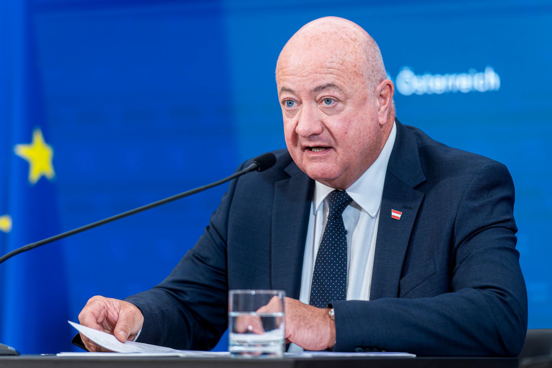 Am 18. Juni 2025 nahm Bundeskanzler Christian Stocker (im Bild) gemeinsam mit Vizekanzler Andreas Babler und Bundesministerin Beate Meinl-Reisinger am Pressefoyer nach dem Ministerrat teil.