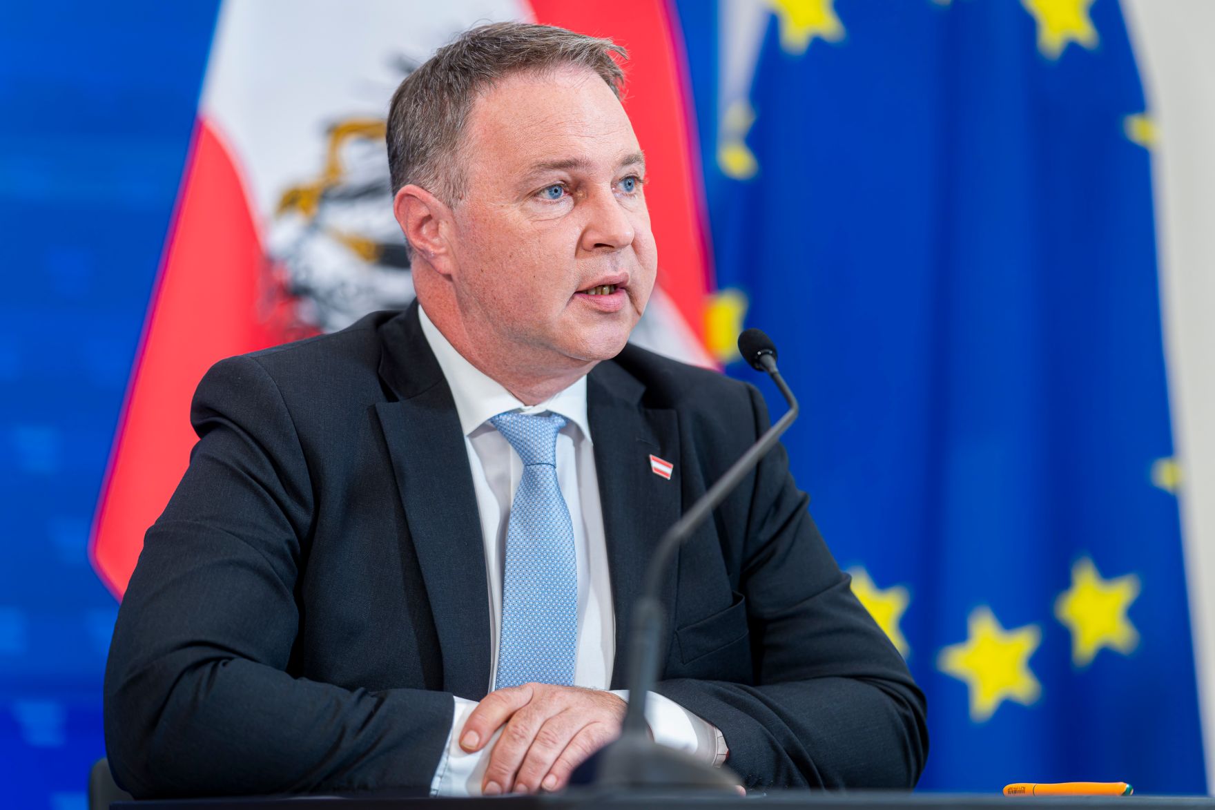 Am 18. Juni 2025 nahm Bundeskanzler Christian Stocker gemeinsam mit Vizekanzler Andreas Babler (im Bild) und Bundesministerin Beate Meinl-Reisinger am Pressefoyer nach dem Ministerrat teil.