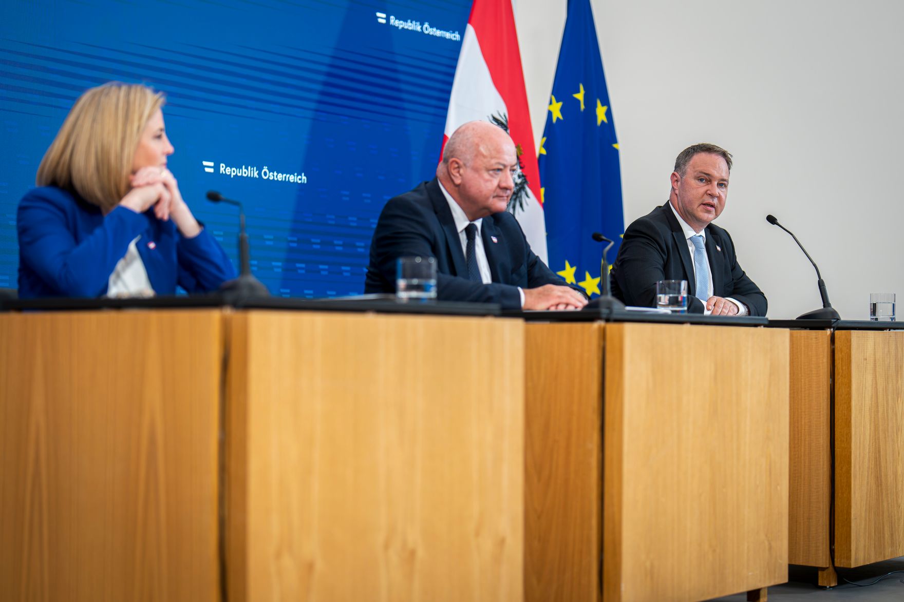 Am 18. Juni 2025 nahm Bundeskanzler Christian Stocker (m.) gemeinsam mit Vizekanzler Andreas Babler (r.) und Bundesministerin Beate Meinl-Reisinger (l.) am Pressefoyer nach dem Ministerrat teil.