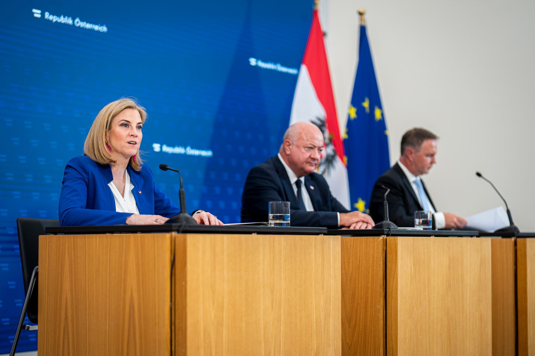 Am 18. Juni 2025 nahm Bundeskanzler Christian Stocker (m.) gemeinsam mit Vizekanzler Andreas Babler (r.) und Bundesministerin Beate Meinl-Reisinger (l.) am Pressefoyer nach dem Ministerrat teil.