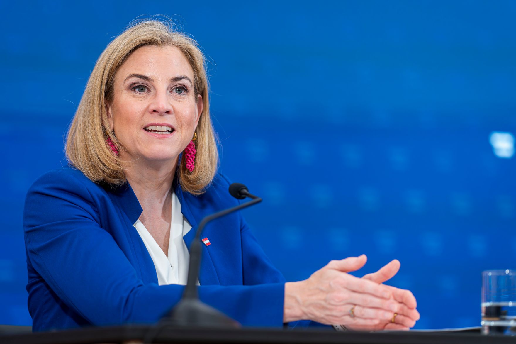 Am 18. Juni 2025 nahm Bundeskanzler Christian Stocker gemeinsam mit Vizekanzler Andreas Babler und Bundesministerin Beate Meinl-Reisinger (im Bild) am Pressefoyer nach dem Ministerrat teil.