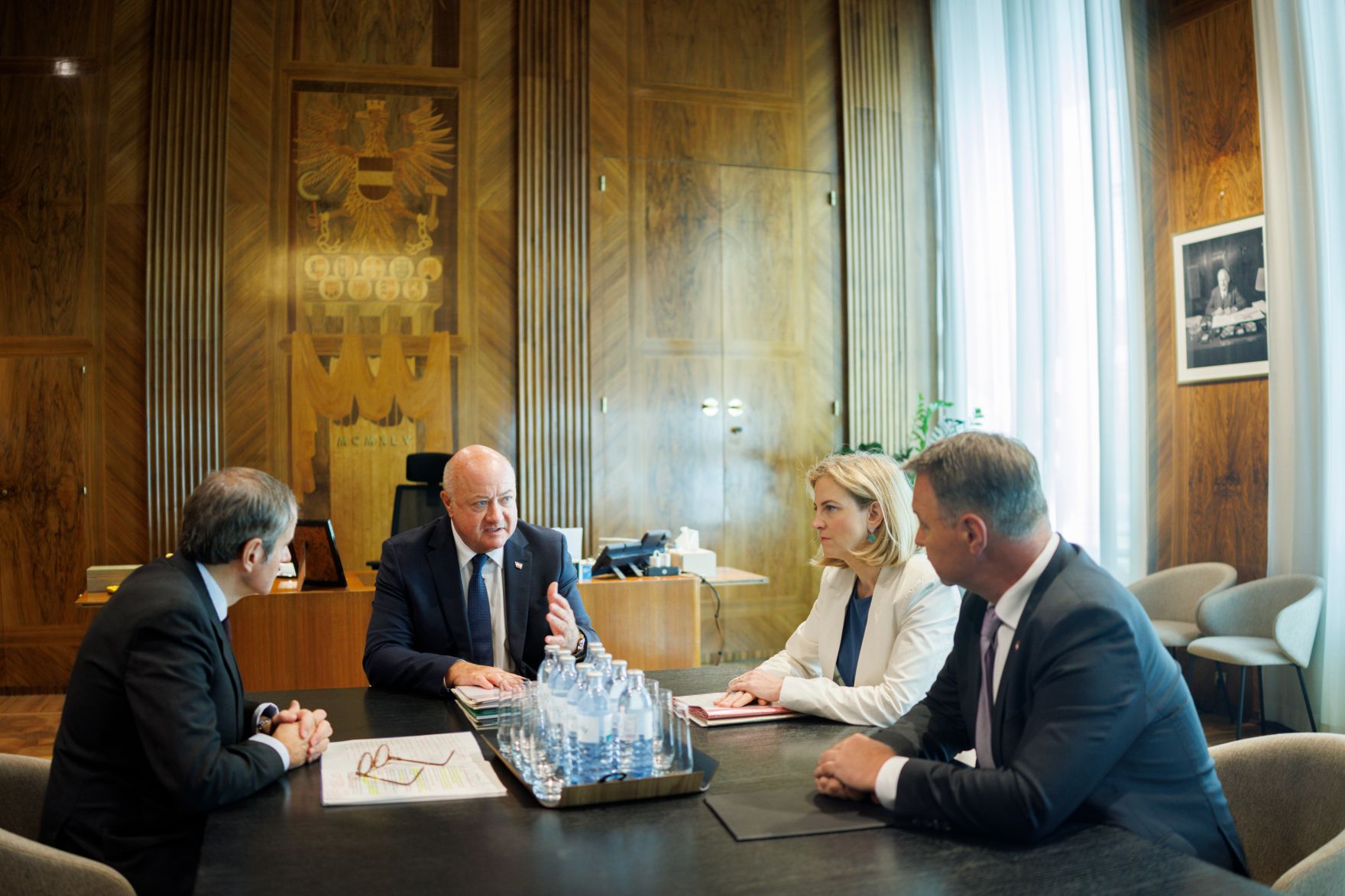 Am 25. Juni 2025 empfing Bundeskanzler Christian Stocker (m.l.) den Direktor der Internationalen Atomenergiebeh&ouml;rde (IAEA), Rafael Grossi (l.). Im Bild mit Vizekanzler Andreas Babler (r.) und Bundesministerin Beate Meinl-Reisinger (m.r.).