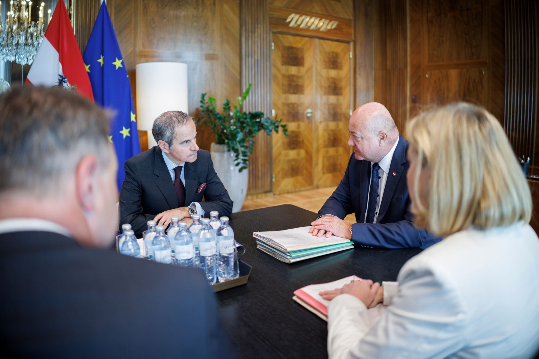Am 25. Juni 2025 empfing Bundeskanzler Christian Stocker (m.r.) den Direktor der Internationalen Atomenergiebeh&ouml;rde (IAEA), Rafael Grossi (m.l.). Im Bild mit Vizekanzler Andreas Babler (l.) und Bundesministerin Beate Meinl-Reisinger (r.).