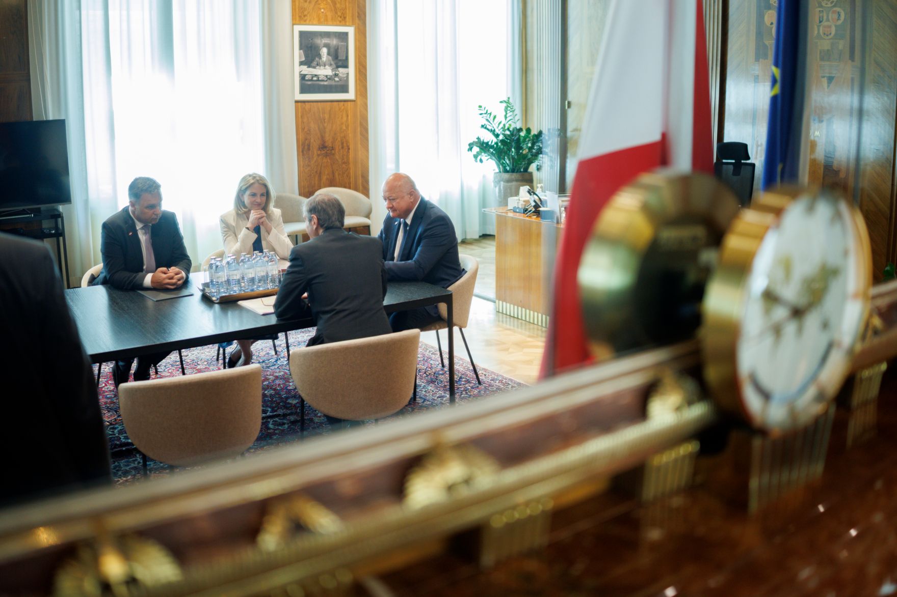 Am 25. Juni 2025 empfing Bundeskanzler Christian Stocker (r.) den Direktor der Internationalen Atomenergiebeh&ouml;rde (IAEA), Rafael Grossi (m.r.). Im Bild mit Vizekanzler Andreas Babler (l.) und Bundesministerin Beate Meinl-Reisinger (m.l.).
