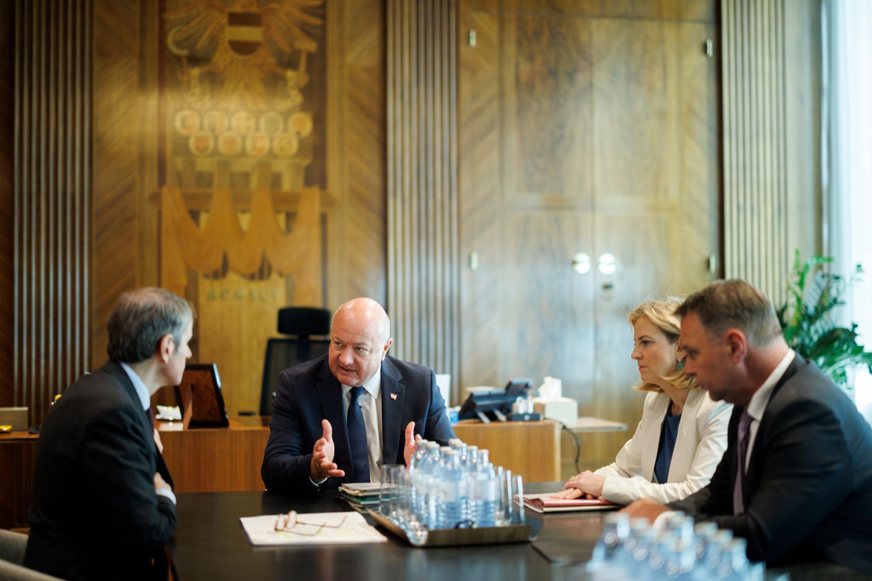 Am 25. Juni 2025 empfing Bundeskanzler Christian Stocker (m.l.) den Direktor der Internationalen Atomenergiebeh&ouml;rde (IAEA), Rafael Grossi (l.). Im Bild mit Vizekanzler Andreas Babler (r.) und Bundesministerin Beate Meinl-Reisinger (m.r.).