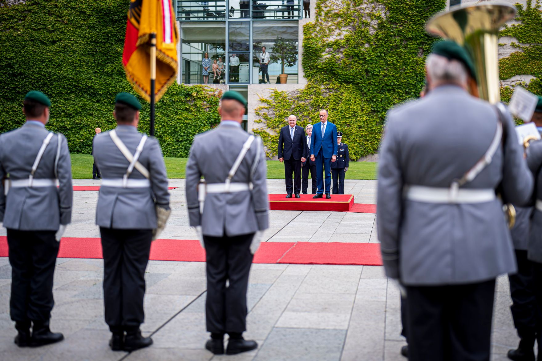 Am 27. Juni 2025 reiste Bundeskanzler Christian Stocker (m.l.) zu einem Arbeitsbesuch nach Berlin. Im Bild mit dem Bundeskanzler von der Bundesrepublik Deutschland Friedrich Merz (m.r.).