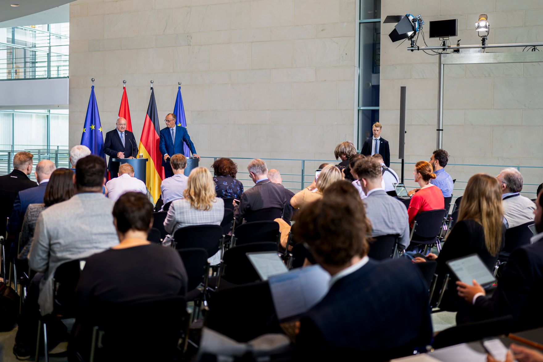 Am 27. Juni 2025 reiste Bundeskanzler Christian Stocker zu einem Arbeitsbesuch nach Berlin. Im Bild bei einer gemeinsamen Pressekonferenz, mit dem Bundeskanzler von der Bundesrepublik Deutschland Friedrich Merz.