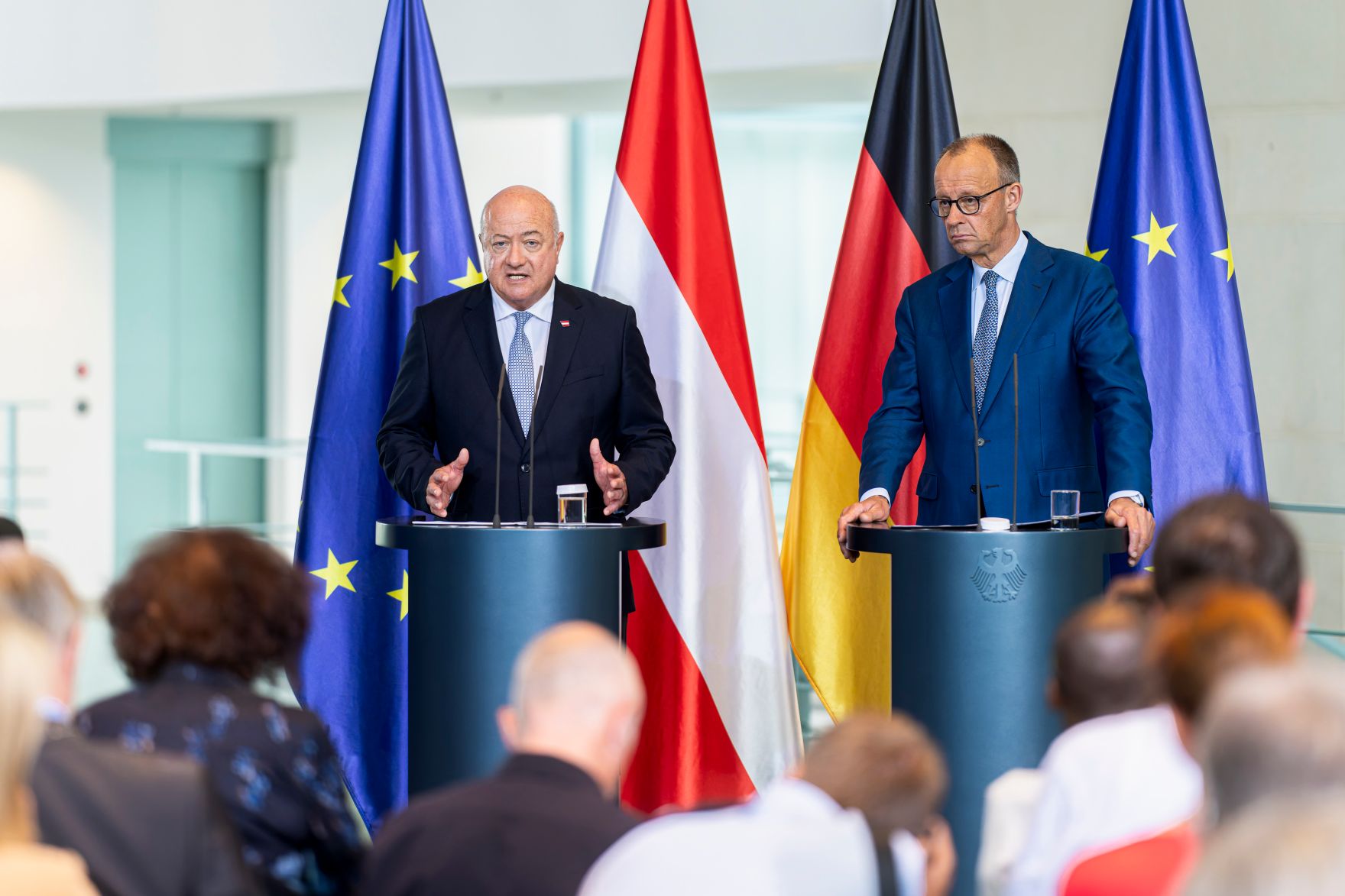 Am 27. Juni 2025 reiste Bundeskanzler Christian Stocker (l.) zu einem Arbeitsbesuch nach Berlin. Im Bild bei einer gemeinsamen Pressekonferenz, mit dem Bundeskanzler von der Bundesrepublik Deutschland Friedrich Merz (r.).