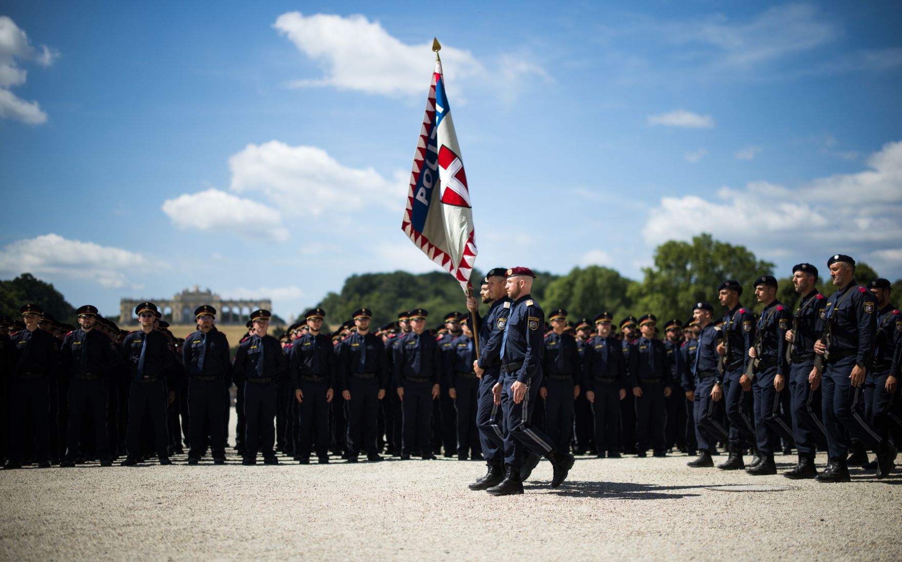 Am 30. Juni 2025 nahm Bundeskanzler Christian Stocker gemeinsam mit Bundesminister Gerhard Karner, anl&auml;sslich des Festaktes &bdquo;20 Jahre Zusammenlegung Gendarmerie und Polizei&ldquo; an der Angelobung und Ausmusterung von Polizistinnen und Polizisten im Schloss Sch&ouml;nbrunn teil.