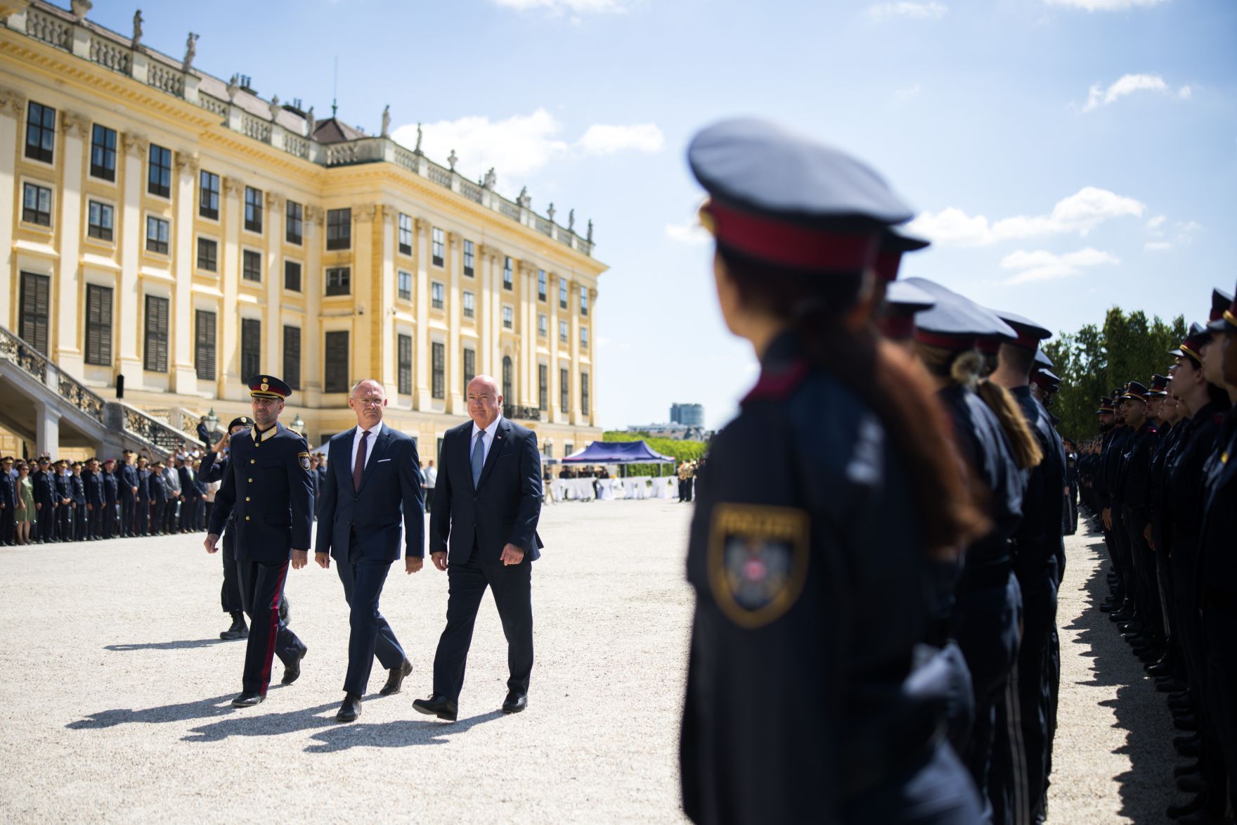 Am 30. Juni 2025 nahm Bundeskanzler Christian Stocker (m.l.) gemeinsam mit Bundesminister Gerhard Karner (2.v.l.), anl&auml;sslich des Festaktes &bdquo;20 Jahre Zusammenlegung Gendarmerie und Polizei&ldquo; an der Angelobung und Ausmusterung von Polizistinnen und Polizisten im Schloss Sch&ouml;nbrunn teil. Im Bild mit Franz Ruf (l.) Generaldirektor f&uuml;r die &ouml;ffentliche Sicherheit.