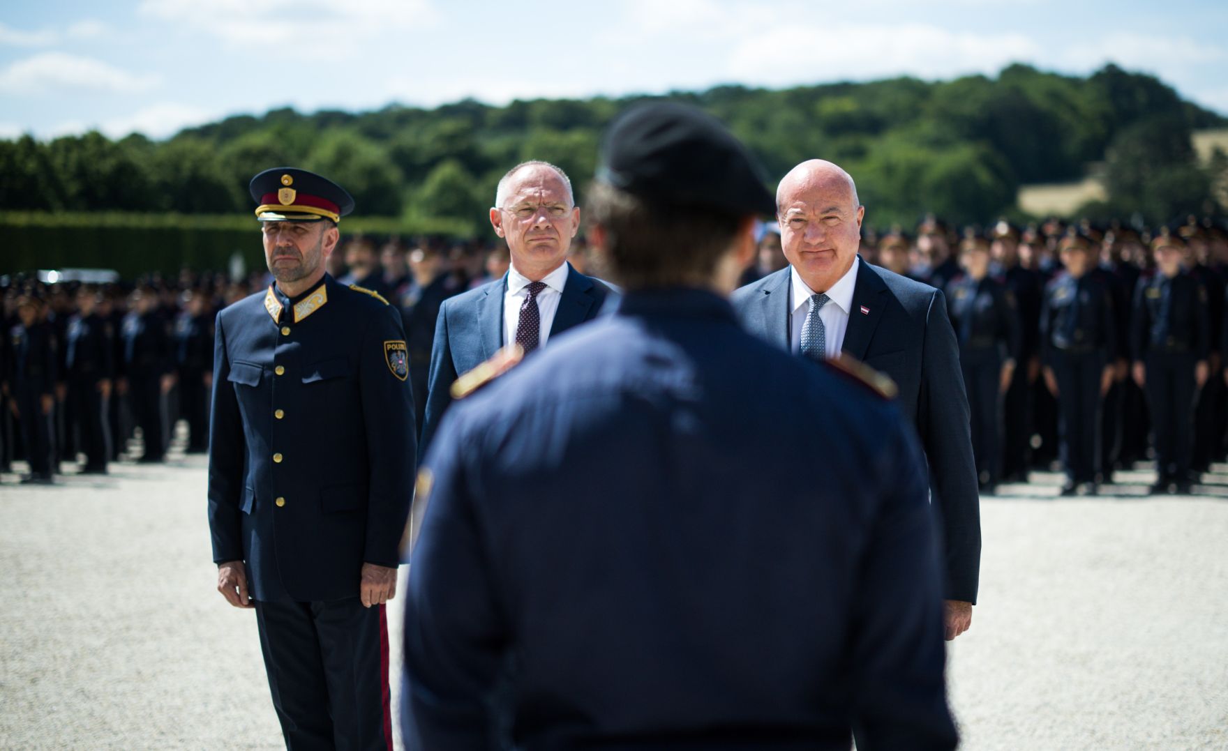 Am 30. Juni 2025 nahm Bundeskanzler Christian Stocker (r.) gemeinsam mit Bundesminister Gerhard Karner (m.), anl&auml;sslich des Festaktes &bdquo;20 Jahre Zusammenlegung Gendarmerie und Polizei&ldquo; an der Angelobung und Ausmusterung von Polizistinnen und Polizisten im Schloss Sch&ouml;nbrunn teil. Im Bild mit Franz Ruf (l.) Generaldirektor f&uuml;r die &ouml;ffentliche Sicherheit.