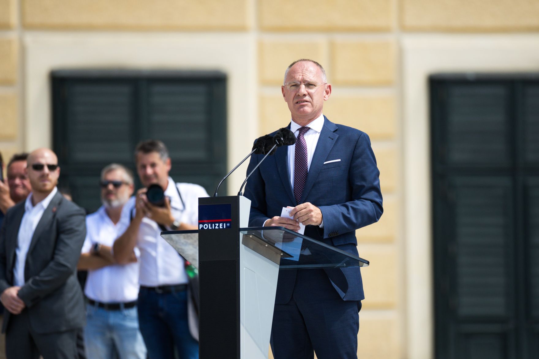 Am 30. Juni 2025 nahm Bundeskanzler Christian Stocker gemeinsam mit Bundesminister Gerhard Karner (im Bild), anl&auml;sslich des Festaktes &bdquo;20 Jahre Zusammenlegung Gendarmerie und Polizei&ldquo; an der Angelobung und Ausmusterung von Polizistinnen und Polizisten im Schloss Sch&ouml;nbrunn teil.