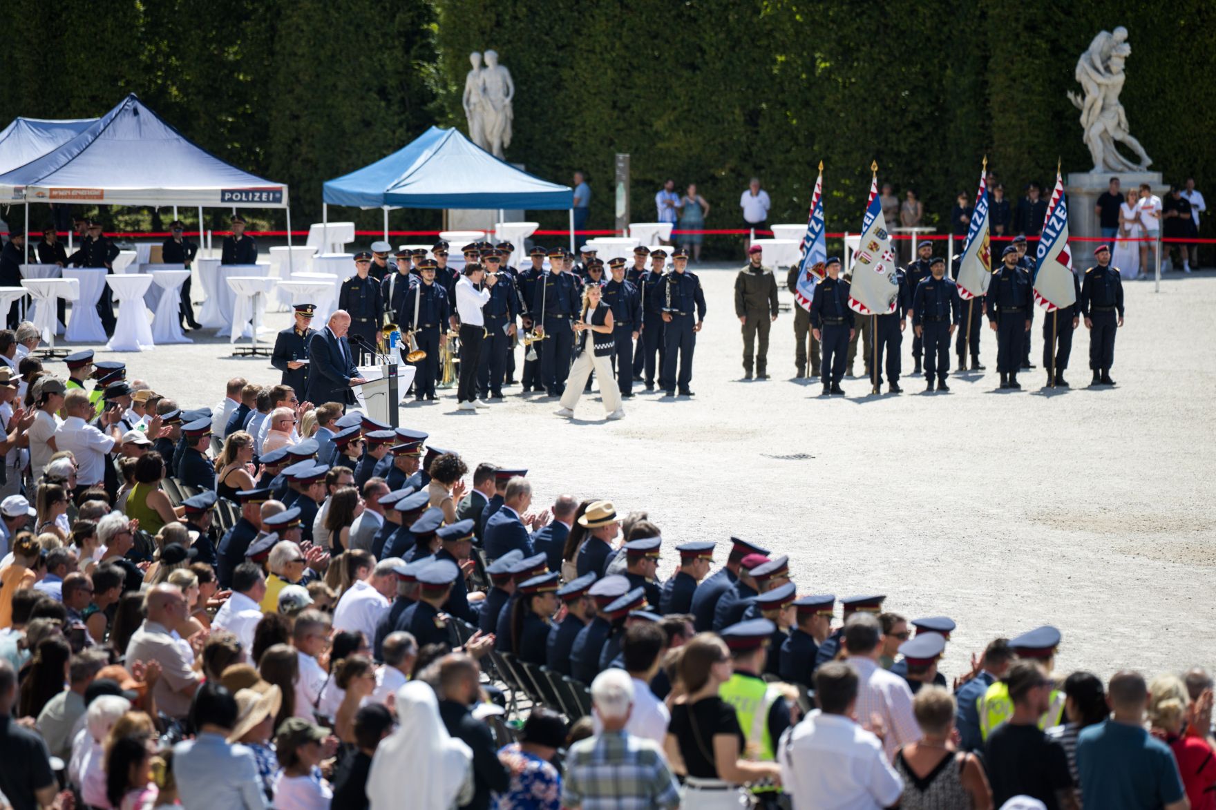 Am 30. Juni 2025 nahm Bundeskanzler Christian Stocker gemeinsam mit Bundesminister Gerhard Karner, anl&auml;sslich des Festaktes &bdquo;20 Jahre Zusammenlegung Gendarmerie und Polizei&ldquo; an der Angelobung und Ausmusterung von Polizistinnen und Polizisten im Schloss Sch&ouml;nbrunn teil.