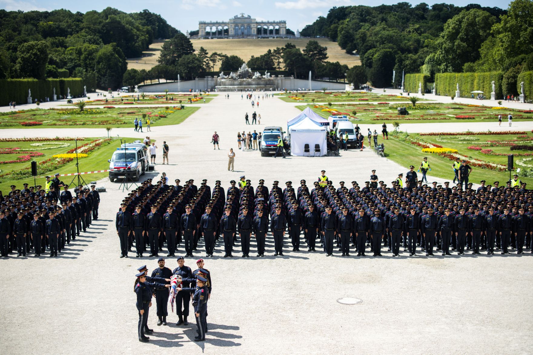 Am 30. Juni 2025 nahm Bundeskanzler Christian Stocker gemeinsam mit Bundesminister Gerhard Karner, anl&auml;sslich des Festaktes &bdquo;20 Jahre Zusammenlegung Gendarmerie und Polizei&ldquo; an der Angelobung und Ausmusterung von Polizistinnen und Polizisten im Schloss Sch&ouml;nbrunn teil.