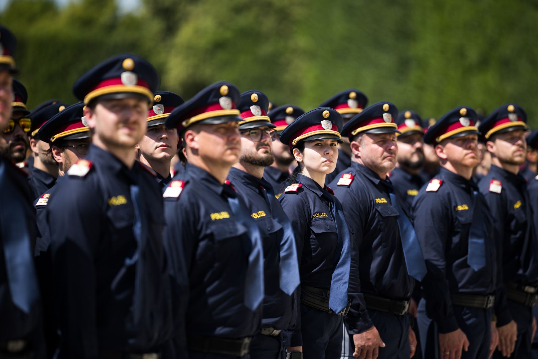 Am 30. Juni 2025 nahm Bundeskanzler Christian Stocker gemeinsam mit Bundesminister Gerhard Karner, anl&auml;sslich des Festaktes &bdquo;20 Jahre Zusammenlegung Gendarmerie und Polizei&ldquo; an der Angelobung und Ausmusterung von Polizistinnen und Polizisten im Schloss Sch&ouml;nbrunn teil.