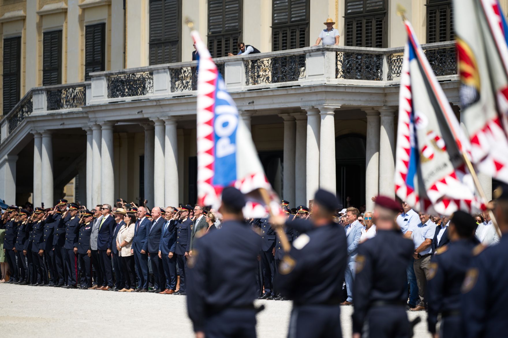 Am 30. Juni 2025 nahm Bundeskanzler Christian Stocker gemeinsam mit Bundesminister Gerhard Karner, anl&auml;sslich des Festaktes &bdquo;20 Jahre Zusammenlegung Gendarmerie und Polizei&ldquo; an der Angelobung und Ausmusterung von Polizistinnen und Polizisten im Schloss Sch&ouml;nbrunn teil.