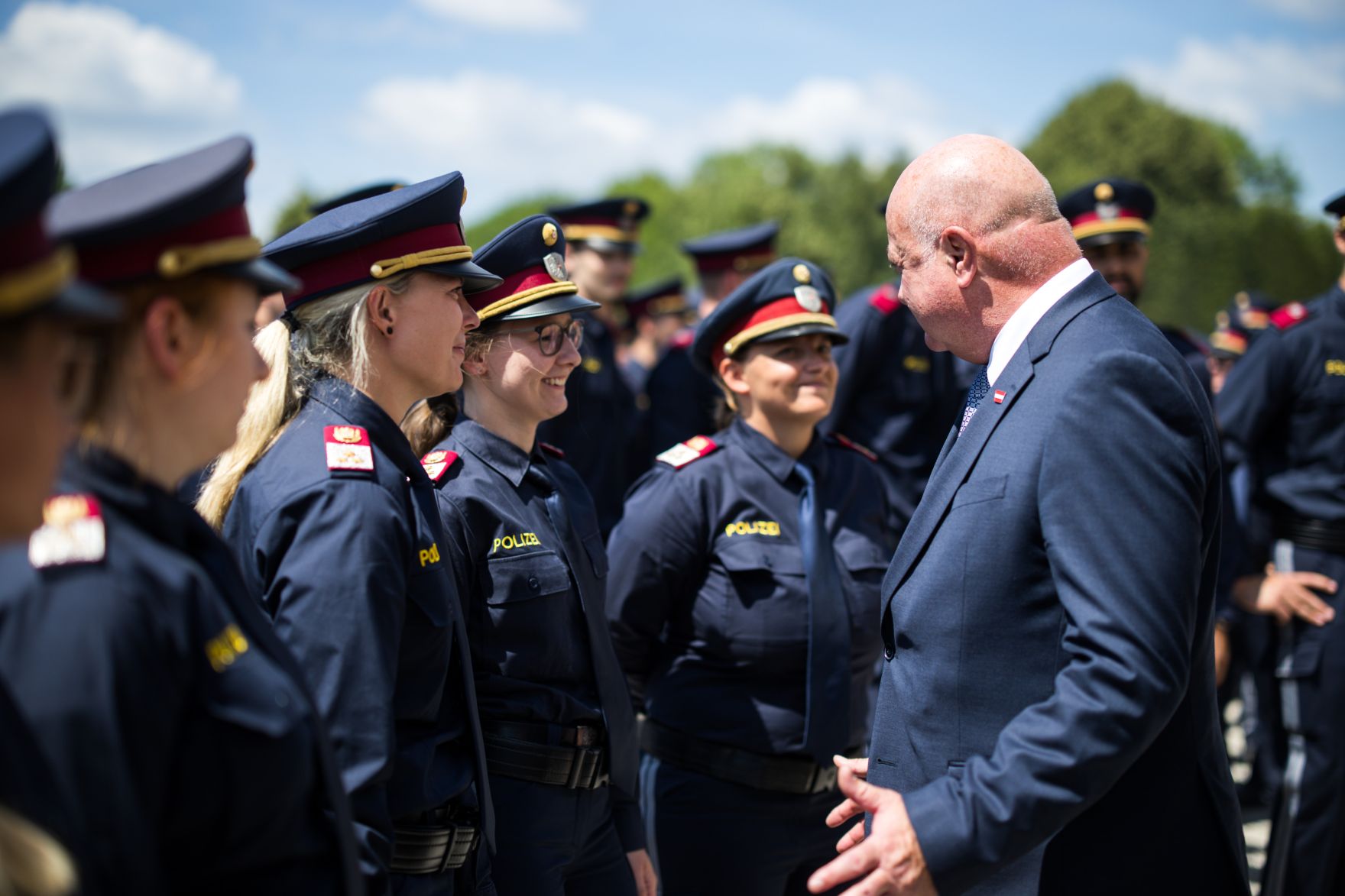 Am 30. Juni 2025 nahm Bundeskanzler Christian Stocker (r.) gemeinsam mit Bundesminister Gerhard Karner, anl&auml;sslich des Festaktes &bdquo;20 Jahre Zusammenlegung Gendarmerie und Polizei&ldquo; an der Angelobung und Ausmusterung von Polizistinnen und Polizisten im Schloss Sch&ouml;nbrunn teil.