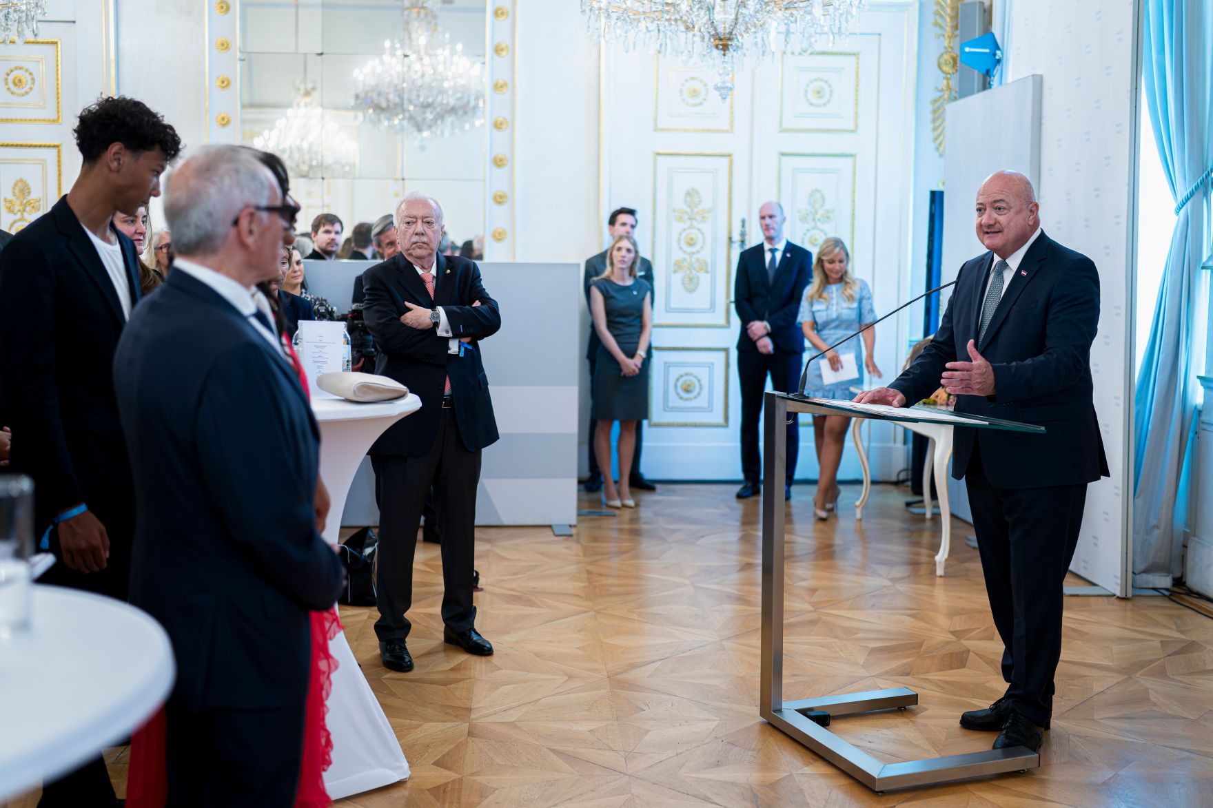 Am 30. Juni 2025 &uuml;berreichte Bundeskanzler Christian Stocker (r.) das Gro&szlig;e Silberne Ehrenzeichen f&uuml;r Verdienste um die Republik &Ouml;sterreich an Wolfgang Puck.