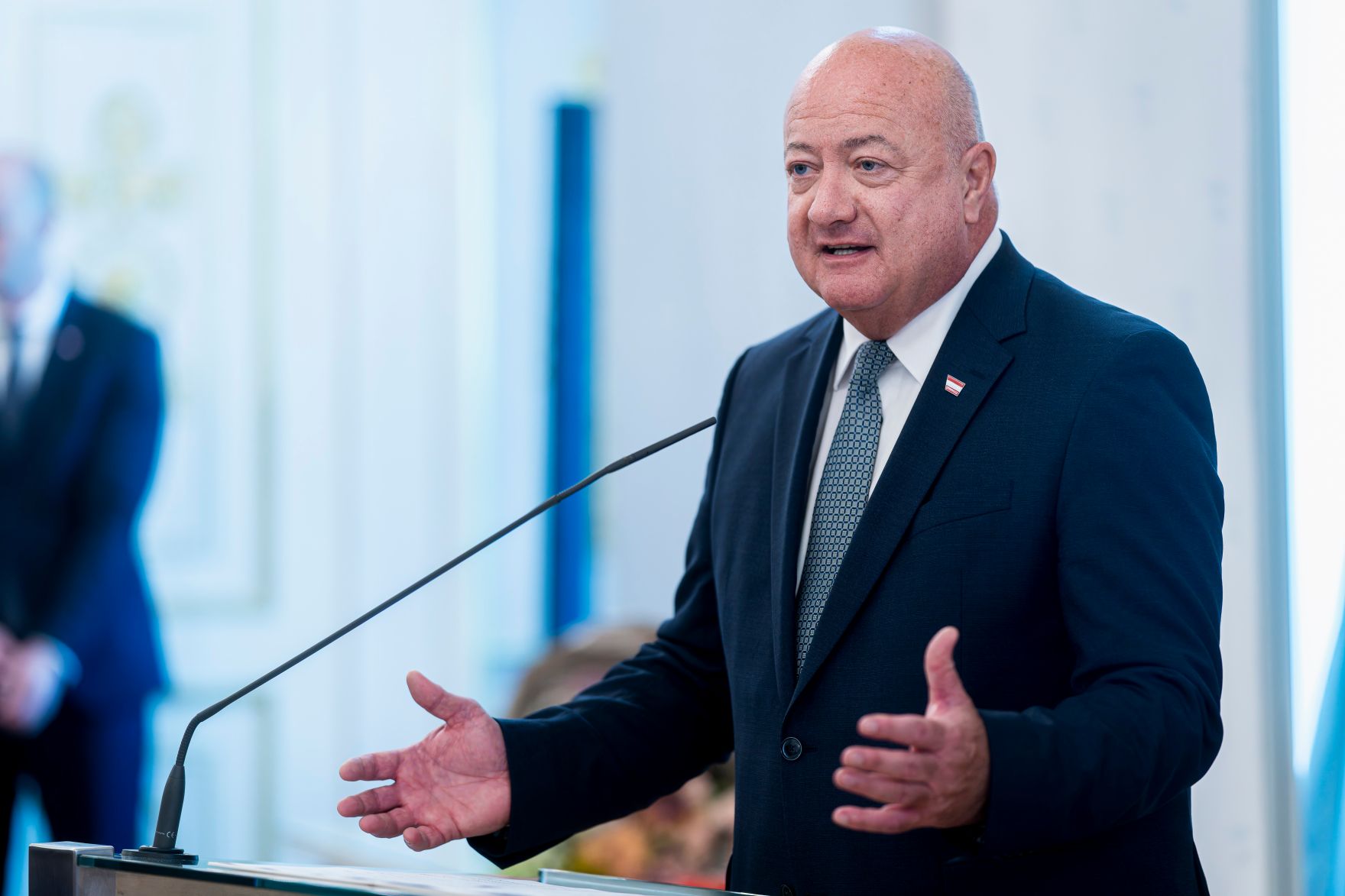 Am 30. Juni 2025 &uuml;berreichte Bundeskanzler Christian Stocker (im Bild) das Gro&szlig;e Silberne Ehrenzeichen f&uuml;r Verdienste um die Republik &Ouml;sterreich an Wolfgang Puck.