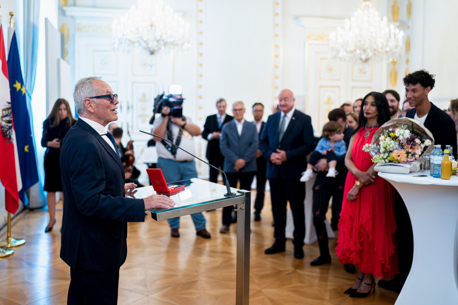 Am 30. Juni 2025 &uuml;berreichte Bundeskanzler Christian Stocker das Gro&szlig;e Silberne Ehrenzeichen f&uuml;r Verdienste um die Republik &Ouml;sterreich an Wolfgang Puck (l.).