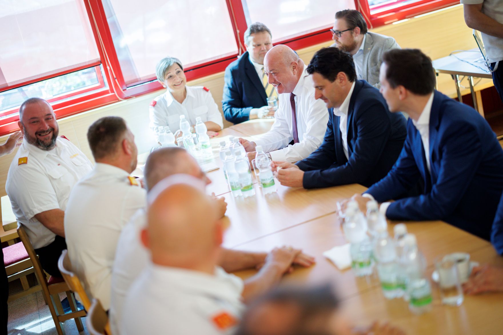 Am 1. Juli 2025 besuchte Bundeskanzler Christian Stocker (im Bild) im Rahmen seines Bundesl&auml;ndertages im Burgenland die Freiwillige Feuerwehr Mattersburg.