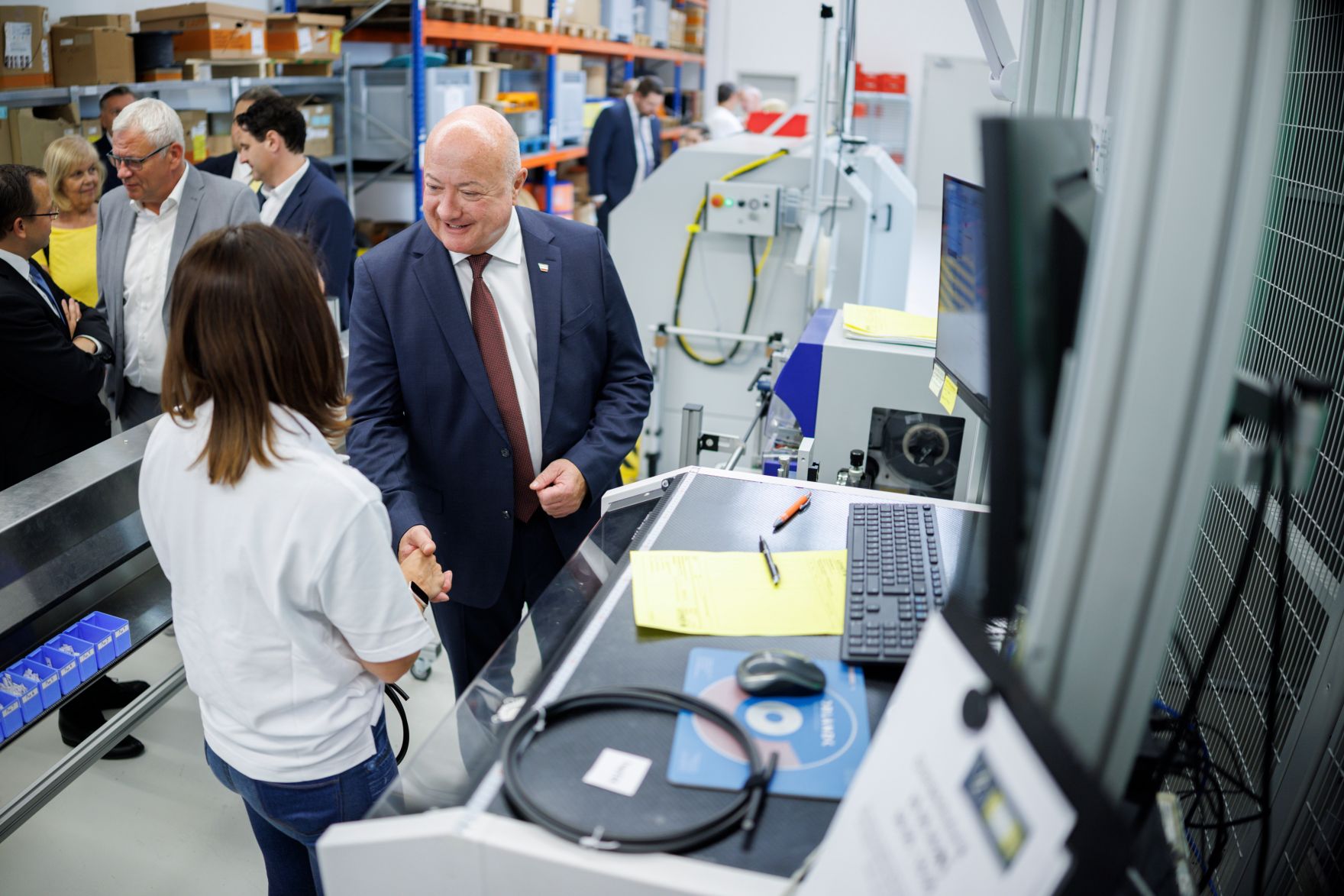 Am 1. Juli 2025 besuchte Bundeskanzler Christian Stocker (im Bild) im Rahmen seines Bundesl&auml;ndertages im Burgenland die LEHNER electronics GmbH.