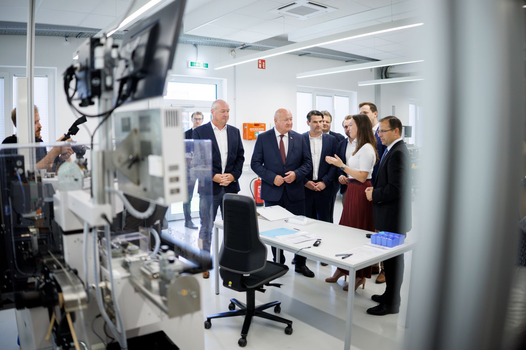 Am 1. Juli 2025 besuchte Bundeskanzler Christian Stocker (im Bild) im Rahmen seines Bundesl&auml;ndertages im Burgenland die LEHNER electronics GmbH.