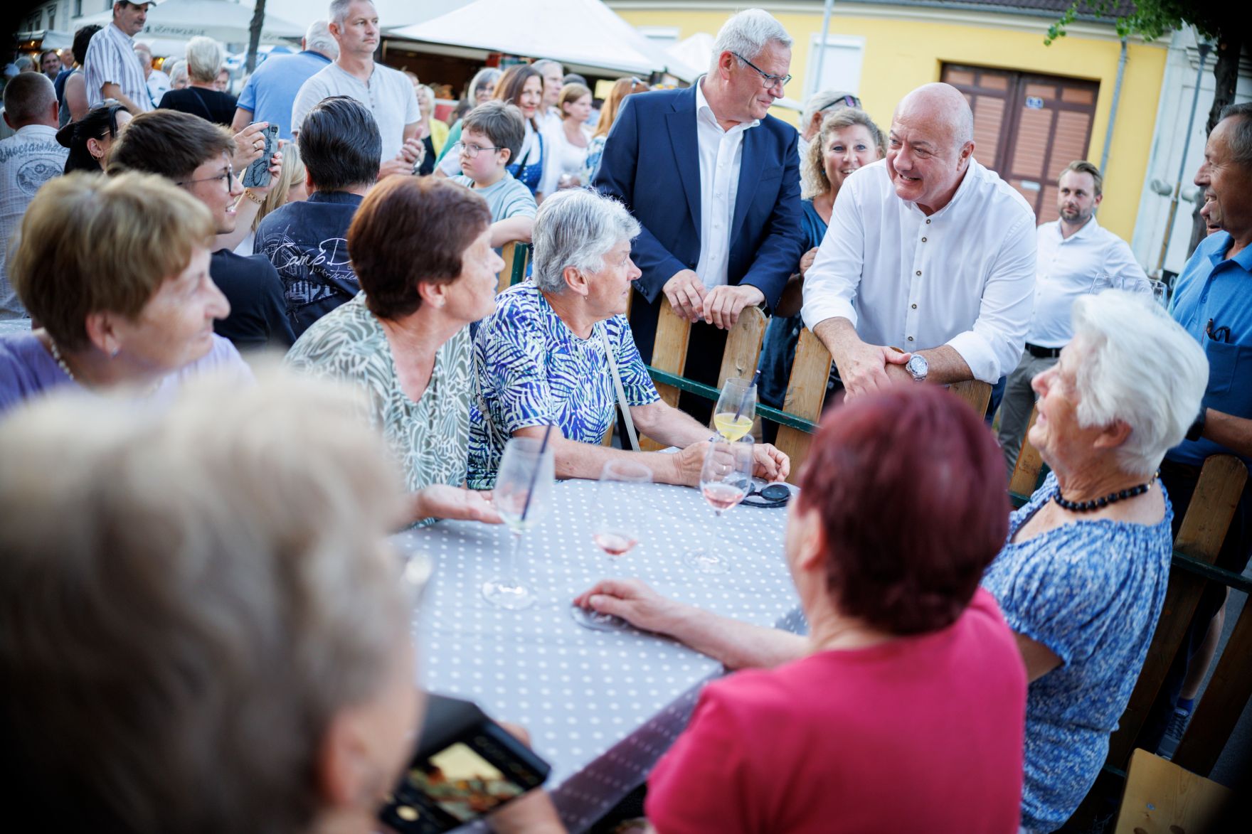 Am 1. Juli 2025 besuchte Bundeskanzler Christian Stocker (im Bild) im Rahmen seines Bundesl&auml;ndertages im Burgenland den Winzerkirtag Kleinh&ouml;flein.