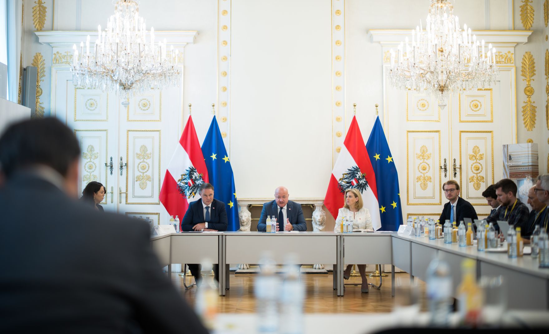 Am 7. Juli 2025 gab Bundeskanzler Christian Stocker (m.) gemeinsam mit Vizekanzler Andreas Babler (m.l.) und Bundesministerin Beate Meinl-Reisinger (m.r.) ein Hintergrundgespr&auml;ch zum Thema &bdquo;Regierungsbilanz nach 100 Tagen im Amt&ldquo;.