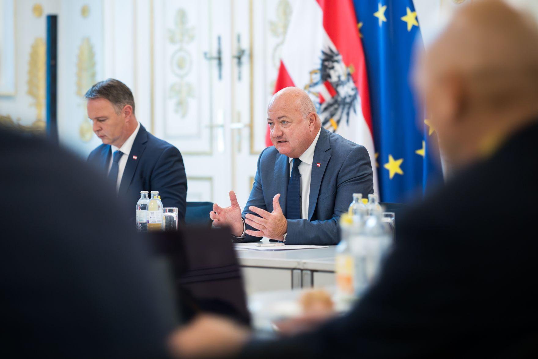 Am 7. Juli 2025 gab Bundeskanzler Christian Stocker (m.) gemeinsam mit Vizekanzler Andreas Babler (l.) und Bundesministerin Beate Meinl-Reisinger ein Hintergrundgespr&auml;ch zum Thema &bdquo;Regierungsbilanz nach 100 Tagen im Amt&ldquo;.