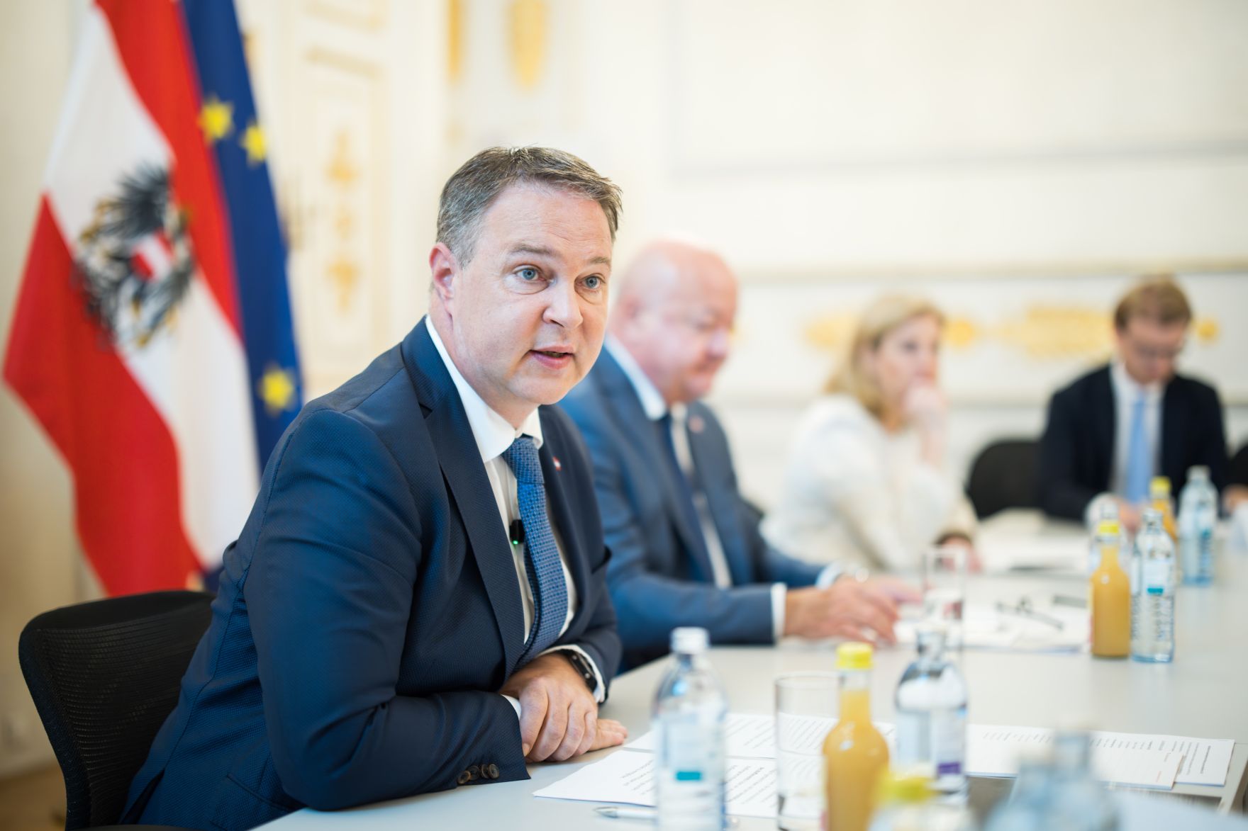 Am 7. Juli 2025 gab Bundeskanzler Christian Stocker gemeinsam mit Vizekanzler Andreas Babler (im Bild) und Bundesministerin Beate Meinl-Reisinger ein Hintergrundgespr&auml;ch zum Thema &bdquo;Regierungsbilanz nach 100 Tagen im Amt&ldquo;.