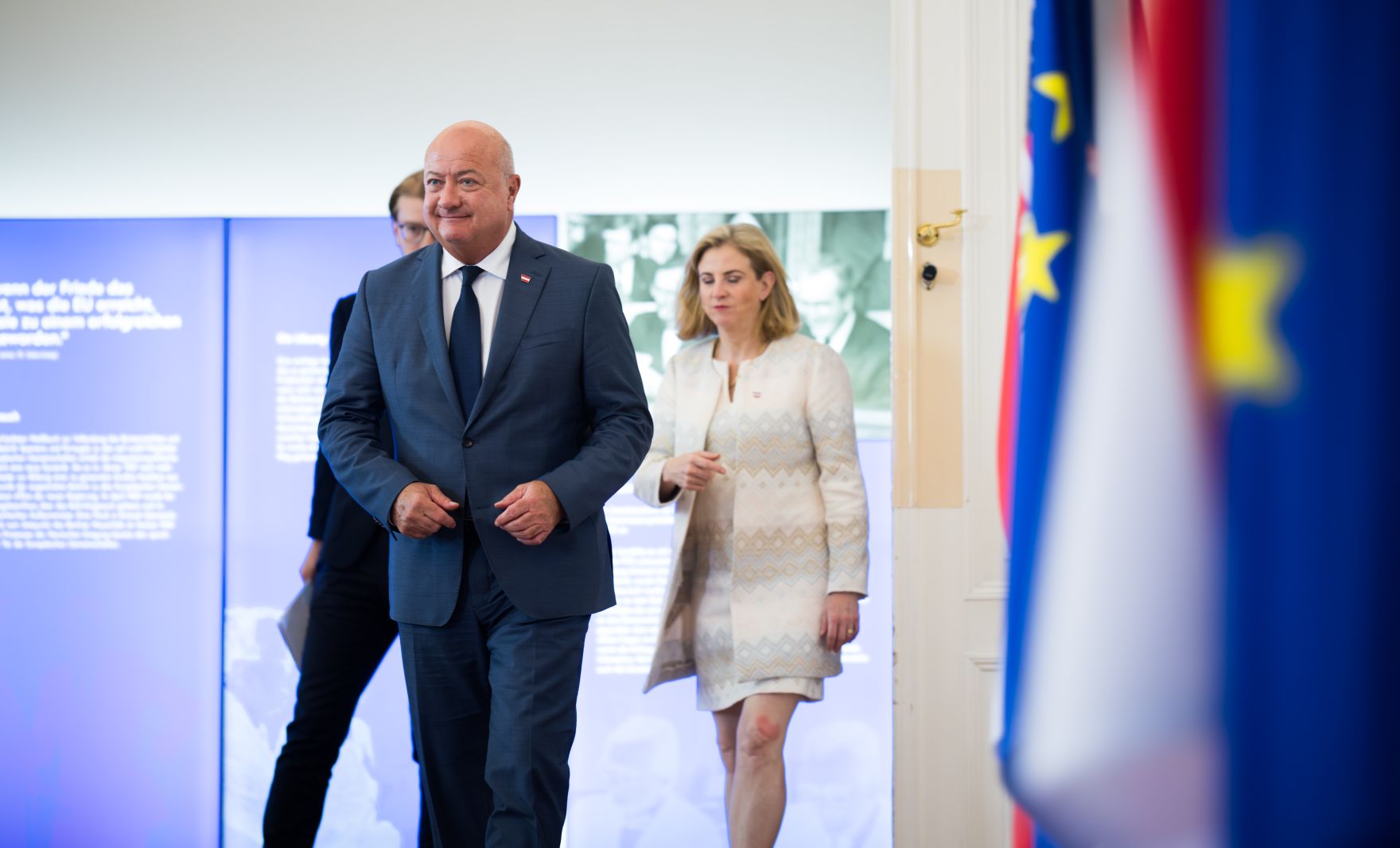 Am 7. Juli 2025 gab Bundeskanzler Christian Stocker (l.) gemeinsam mit Vizekanzler Andreas Babler und Bundesministerin Beate Meinl-Reisinger (r.) ein Hintergrundgespr&auml;ch zum Thema &bdquo;Regierungsbilanz nach 100 Tagen im Amt&ldquo;.