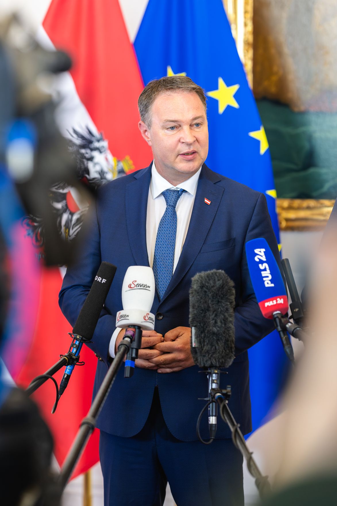 Am 7. Juli 2025 gab Bundeskanzler Christian Stocker gemeinsam mit Vizekanzler Andreas Babler (im Bild) und Bundesministerin Beate Meinl-Reisinger ein Hintergrundgespr&auml;ch zum Thema &bdquo;Regierungsbilanz nach 100 Tagen im Amt&ldquo;. Im Bild bei einem gemeinsamen Pressestatement.