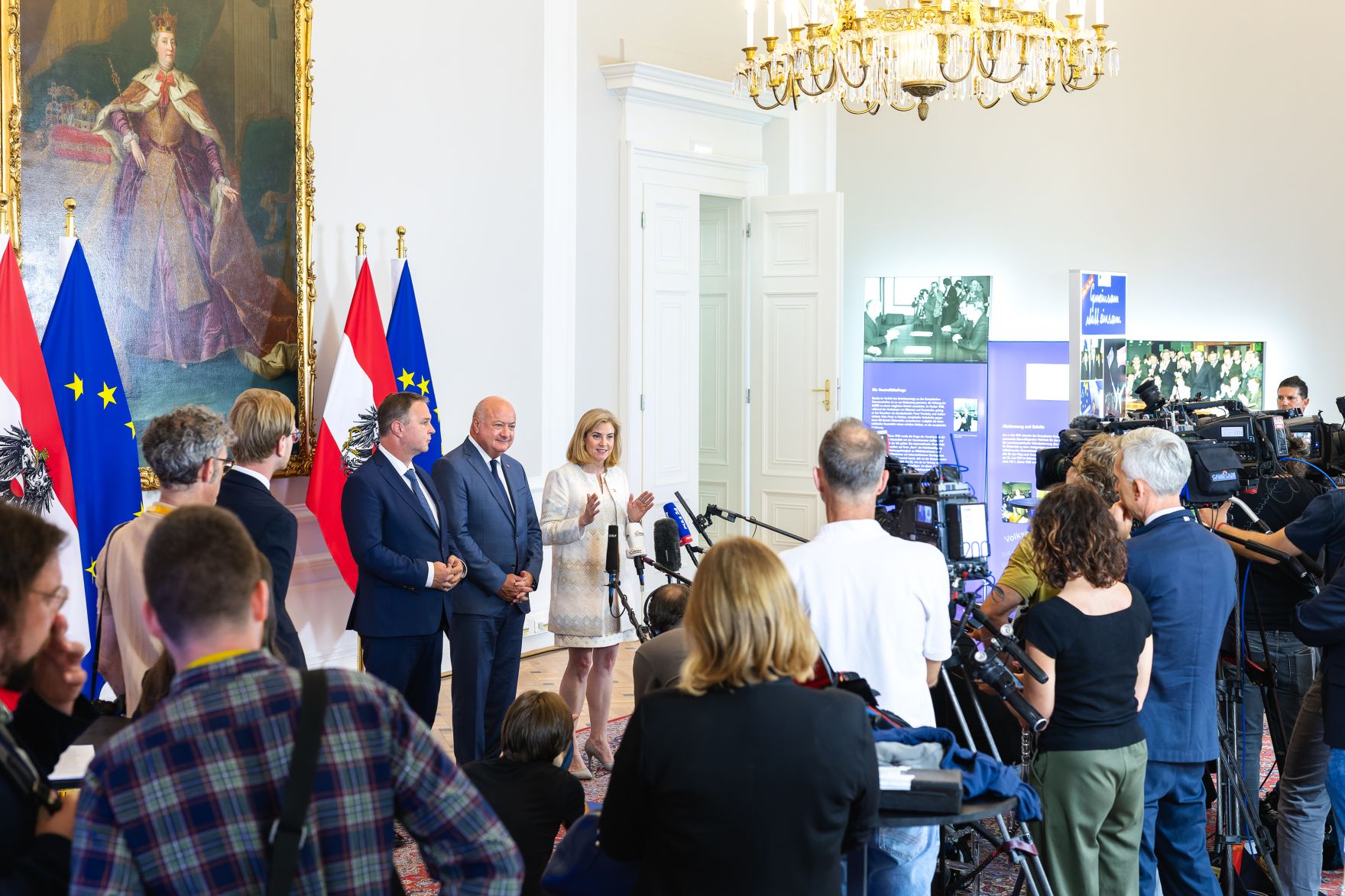 Am 7. Juli 2025 gab Bundeskanzler Christian Stocker (m.) gemeinsam mit Vizekanzler Andreas Babler (l.) und Bundesministerin Beate Meinl-Reisinger (r.) ein Hintergrundgespr&auml;ch zum Thema &bdquo;Regierungsbilanz nach 100 Tagen im Amt&ldquo;. Im Bild bei einem gemeinsamen Pressestatement.