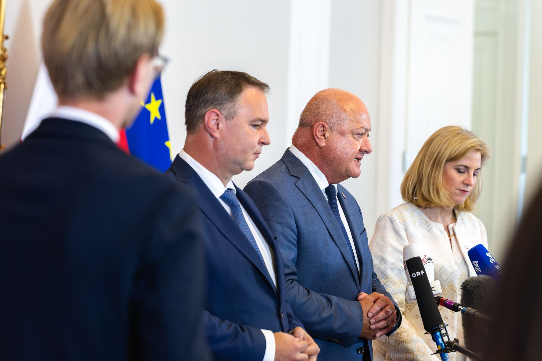 Am 7. Juli 2025 gab Bundeskanzler Christian Stocker (m.) gemeinsam mit Vizekanzler Andreas Babler (2.v.l.) und Bundesministerin Beate Meinl-Reisinger (r.) ein Hintergrundgespr&auml;ch zum Thema &bdquo;Regierungsbilanz nach 100 Tagen im Amt&ldquo;. Im Bild bei einem gemeinsamen Pressestatement.