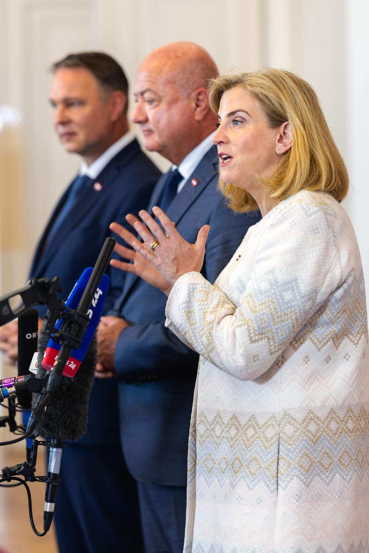 Am 7. Juli 2025 gab Bundeskanzler Christian Stocker (m.) gemeinsam mit Vizekanzler Andreas Babler (l.) und Bundesministerin Beate Meinl-Reisinger (r.) ein Hintergrundgespr&auml;ch zum Thema &bdquo;Regierungsbilanz nach 100 Tagen im Amt&ldquo;. Im Bild bei einem gemeinsamen Pressestatement.