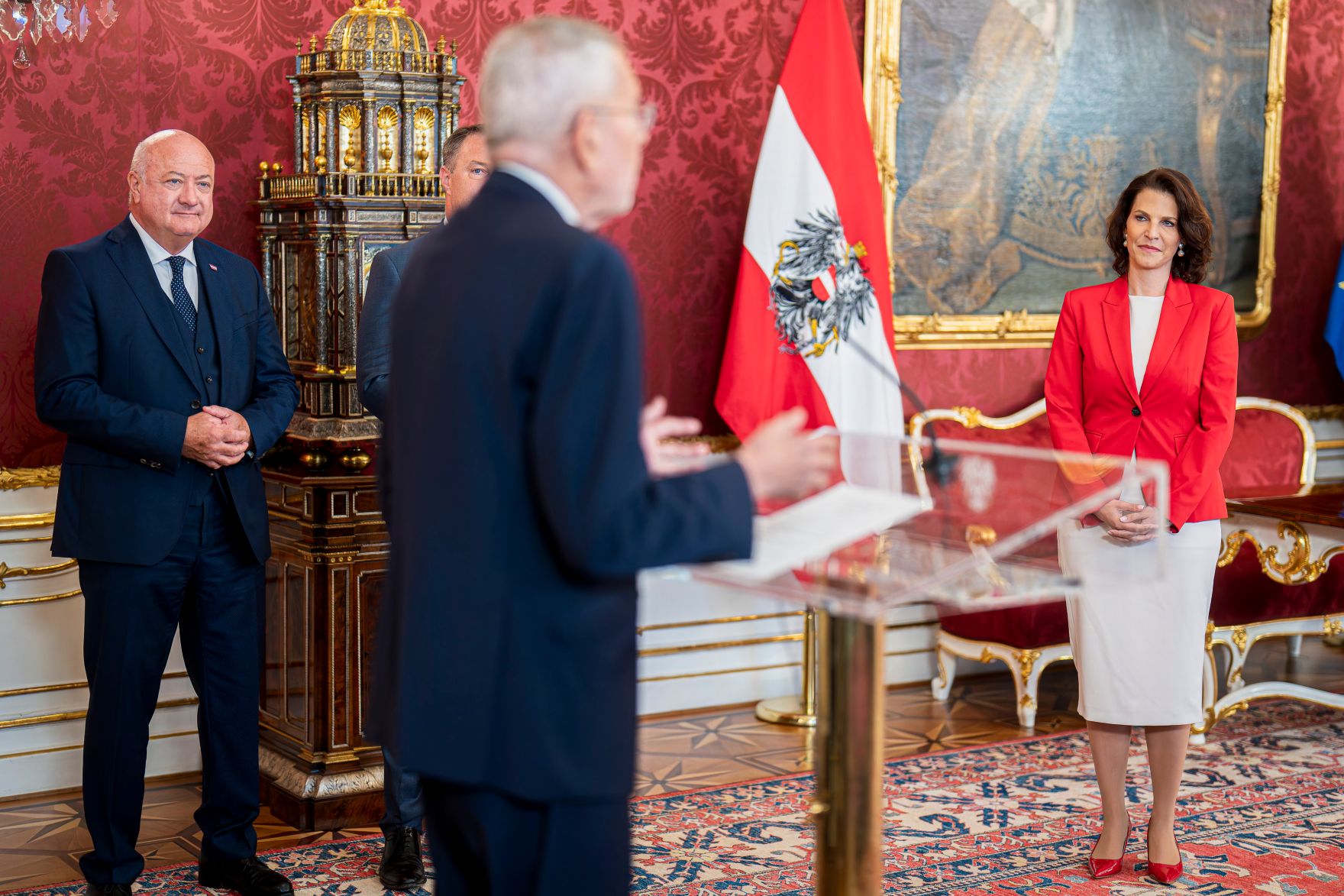Am 8. Juli 2025 wurde Landeshauptfrau Karoline Edtstadler (r.) von Bundespr&auml;sident Alexander Van der Bellen (m.) angelobt. Im Bild mit Bundeskanzler Christian Stocker (l.).