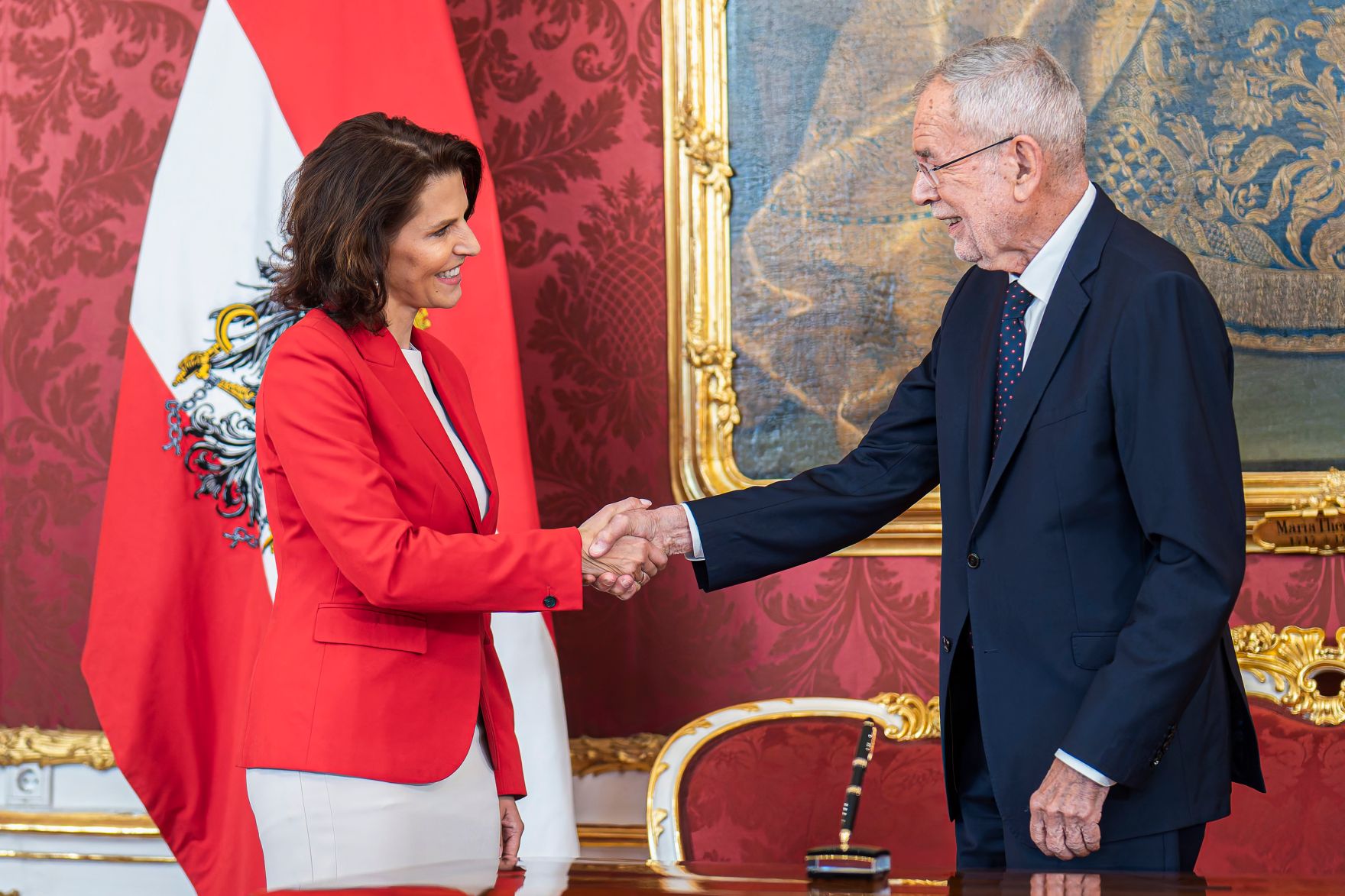 Am 8. Juli 2025 wurde Landeshauptfrau Karoline Edtstadler (l.) von Bundespr&auml;sident Alexander Van der Bellen (r.) angelobt.