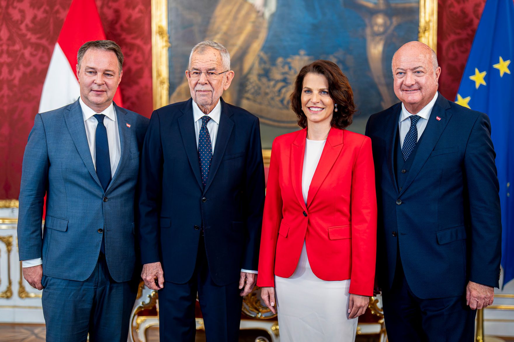 Am 8. Juli 2025 wurde Landeshauptfrau Karoline Edtstadler (m.r.) von Bundespr&auml;sident Alexander Van der Bellen (m.l.) angelobt. Im Bild mit Bundeskanzler Christian Stocker (r.) und Vizekanzler Andreas Babler (l.)