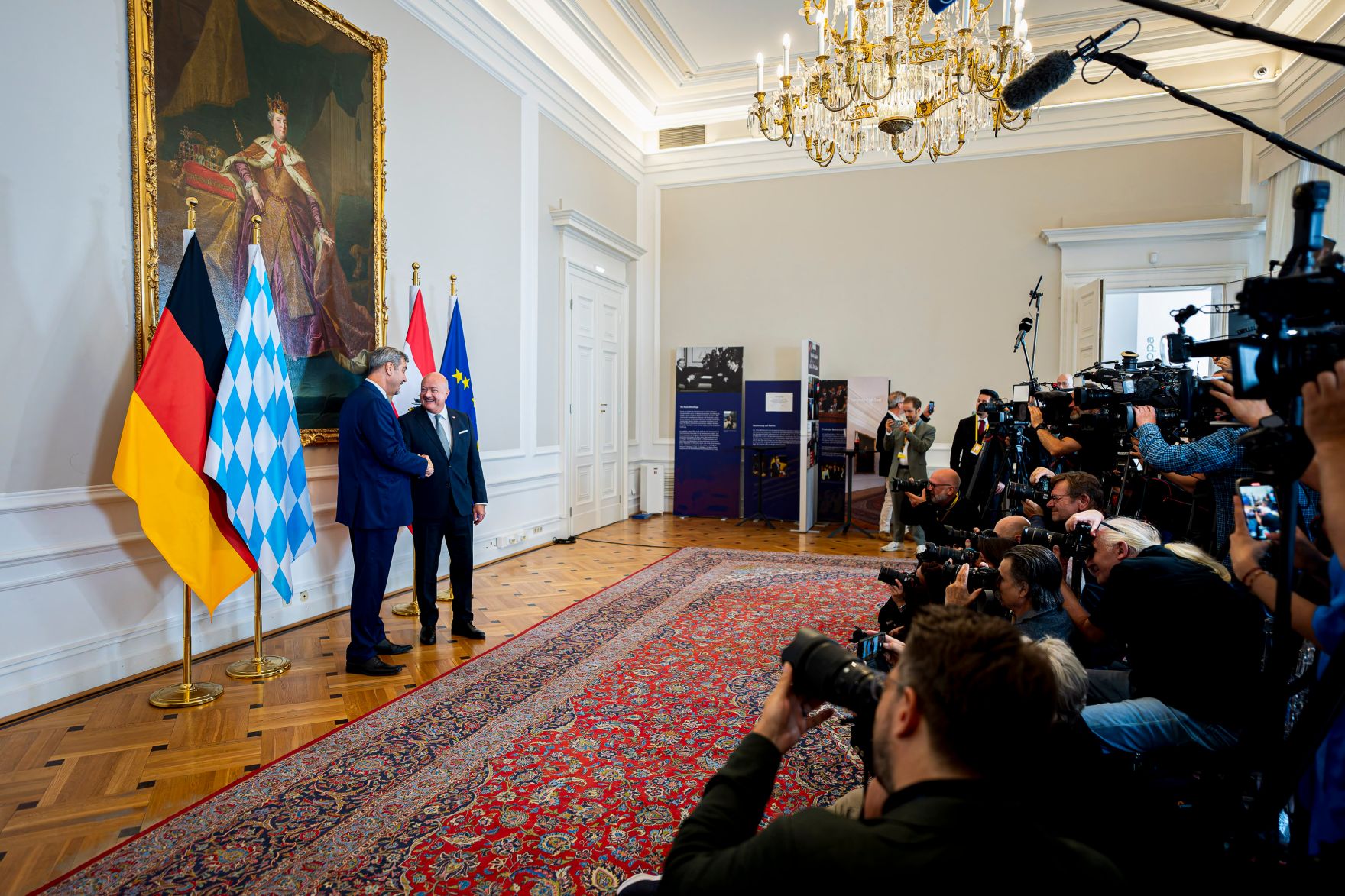 Am 10. Juli 2025 empfing Bundeskanzler Christian Stocker (r.) den Ministerpr&auml;sidenten des Freistaates Bayern Markus S&ouml;der (l.) zu einem Arbeitsgespr&auml;ch im Bundeskanzleramt.