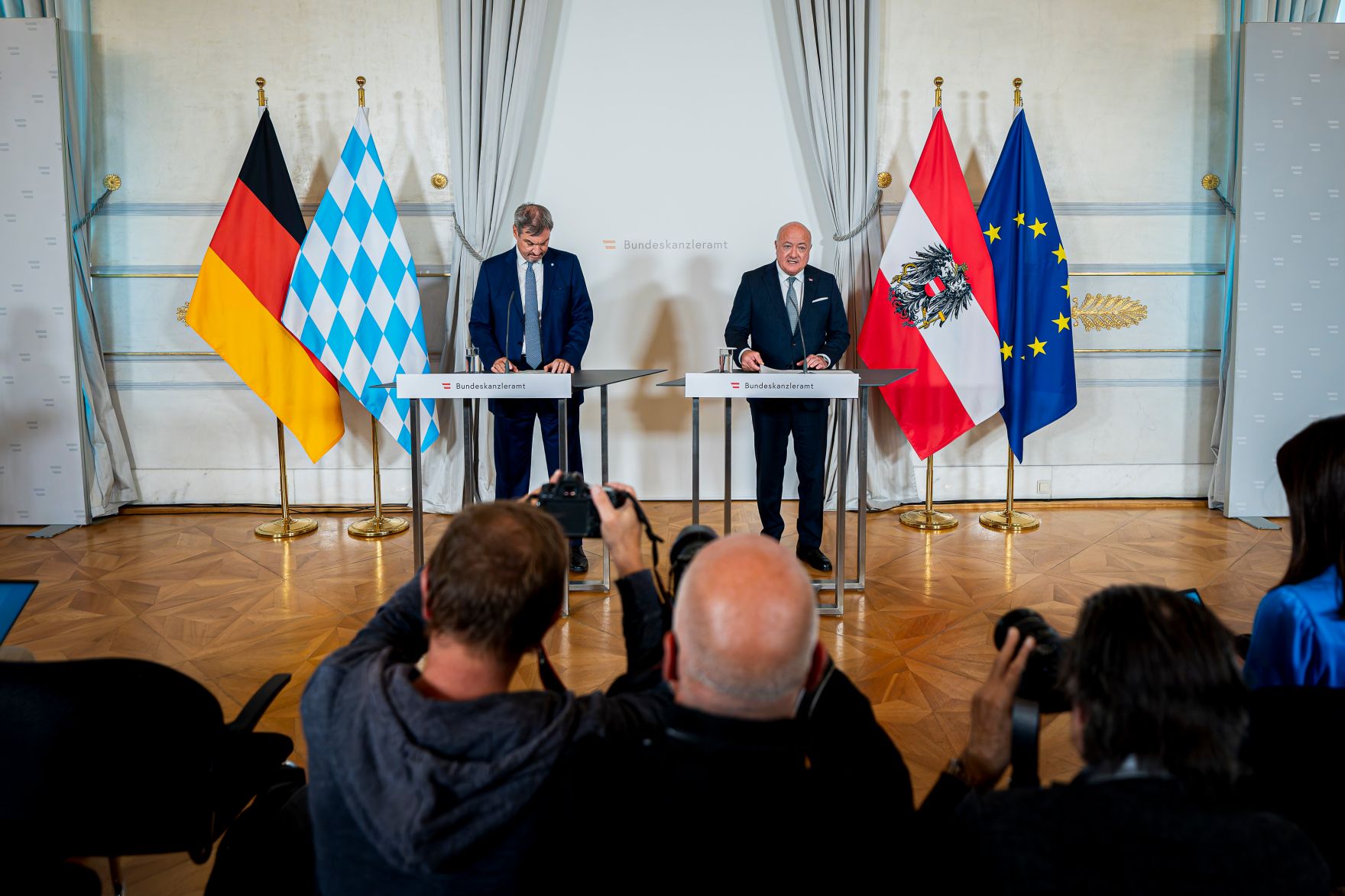 Am 10. Juli 2025 empfing Bundeskanzler Christian Stocker (r.) den Ministerpr&auml;sidenten des Freistaates Bayern Markus S&ouml;der (l.) zu einem Arbeitsgespr&auml;ch im Bundeskanzleramt. Im Bild bei einer gemeinsamen Pressekonferenz.